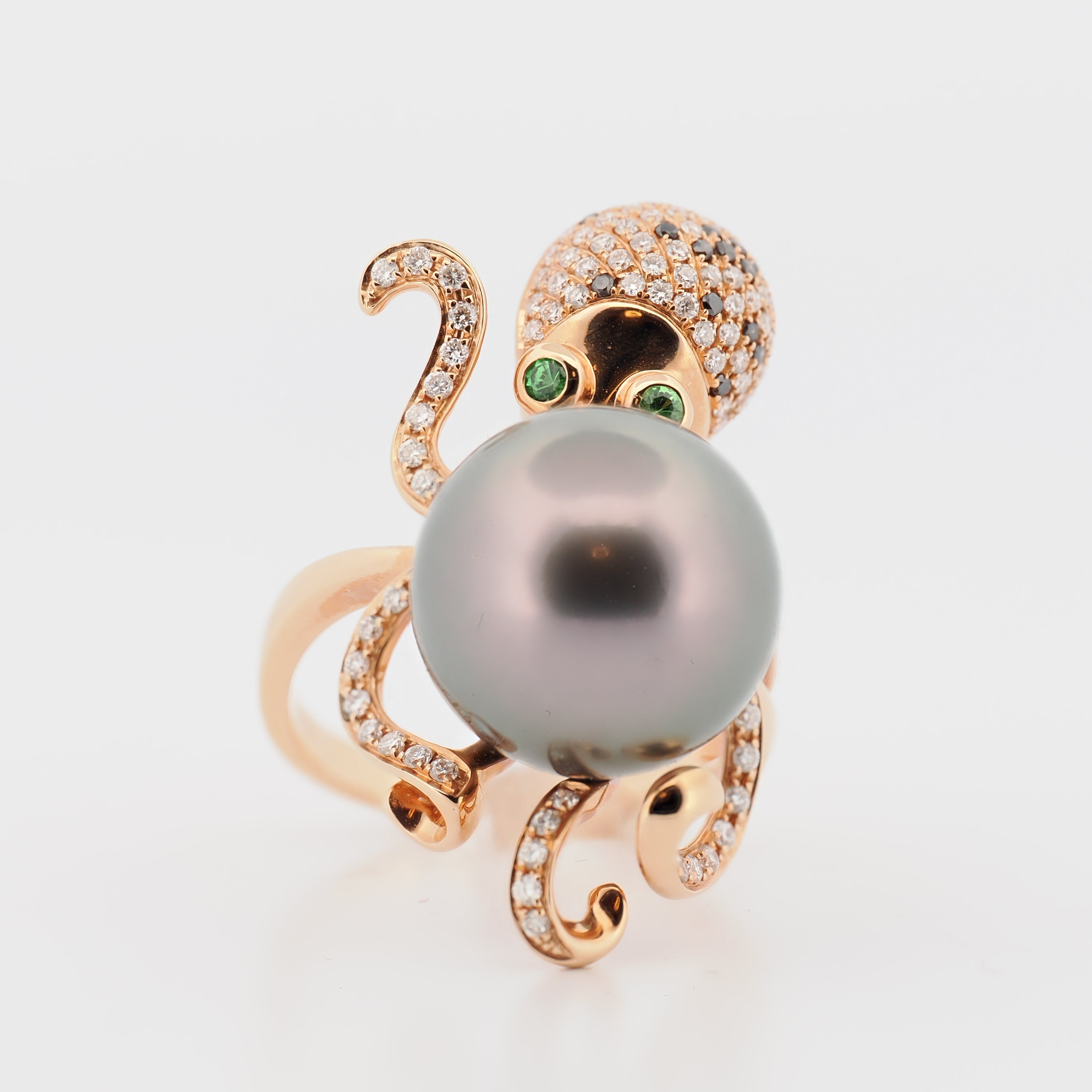 Schoeffel Ring Tintenfisch Roségold mit Perle, Diamanten und Smaragden auf hellem Hintergrund