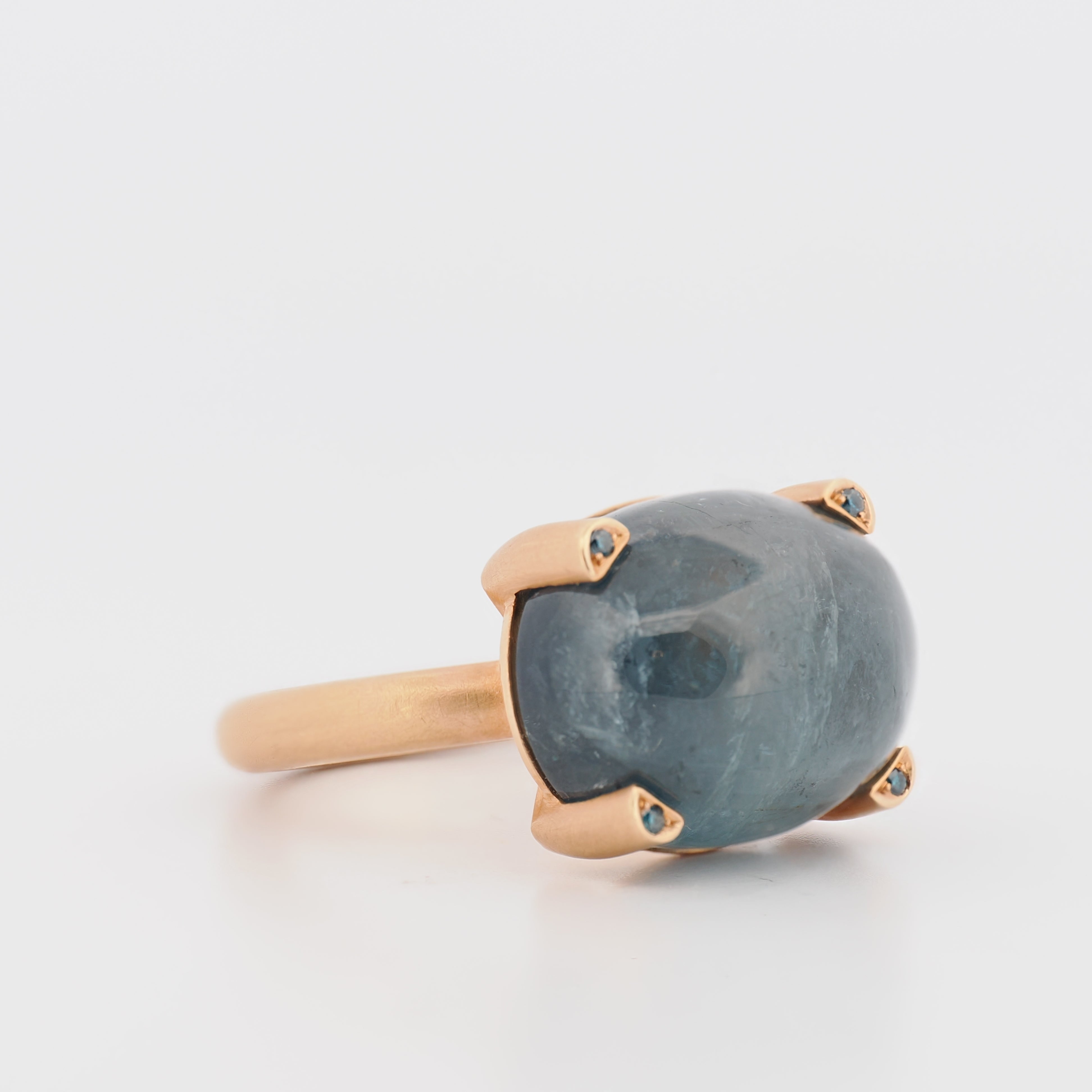 Spliedt Ring Rosegold mit Turmalin, Ringschiene aus Roségold, Stein in Tropfenform auf weißem Hintergrund