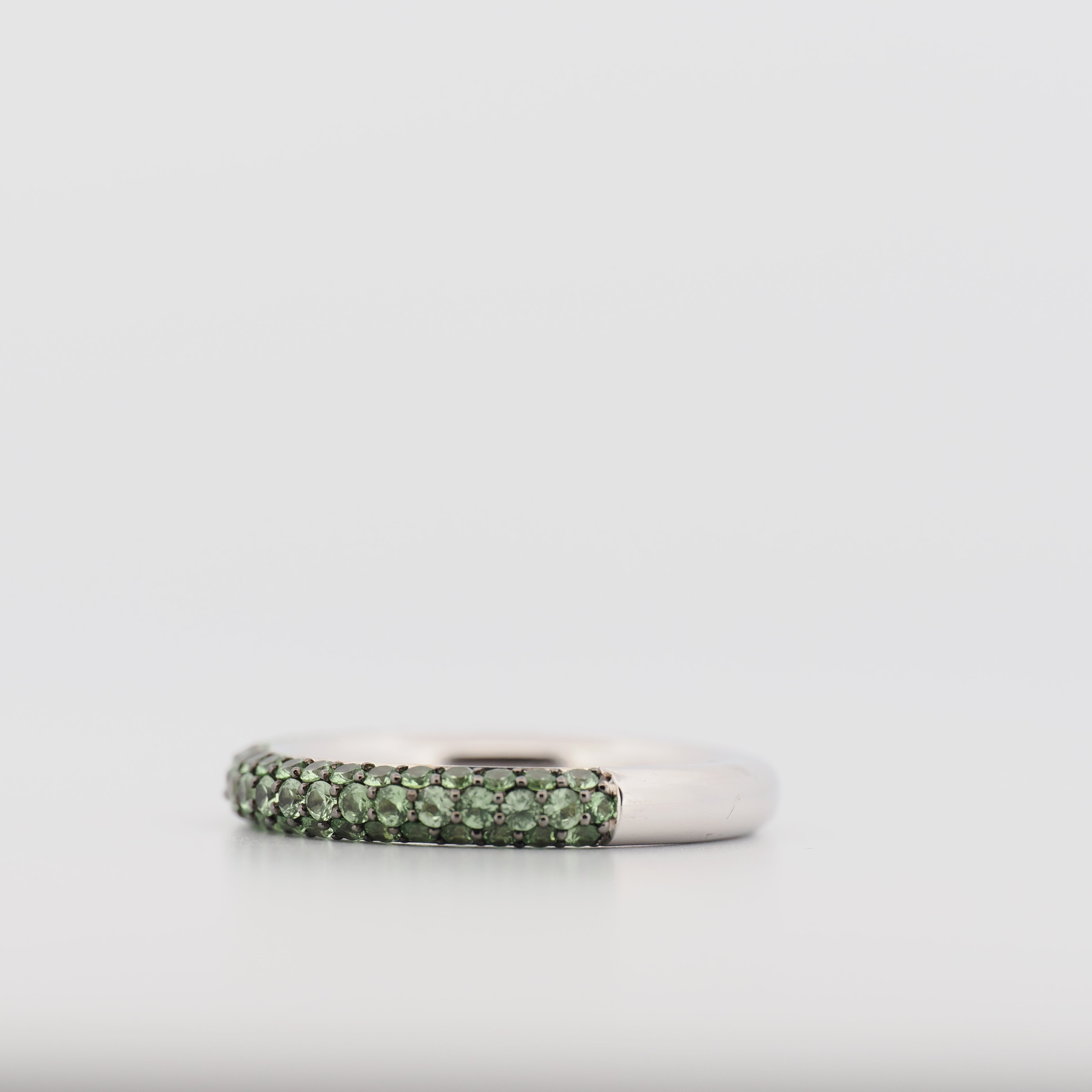 Noor Ring in 18k Weißgold mit Tsavoriten, zweireihig besetzt