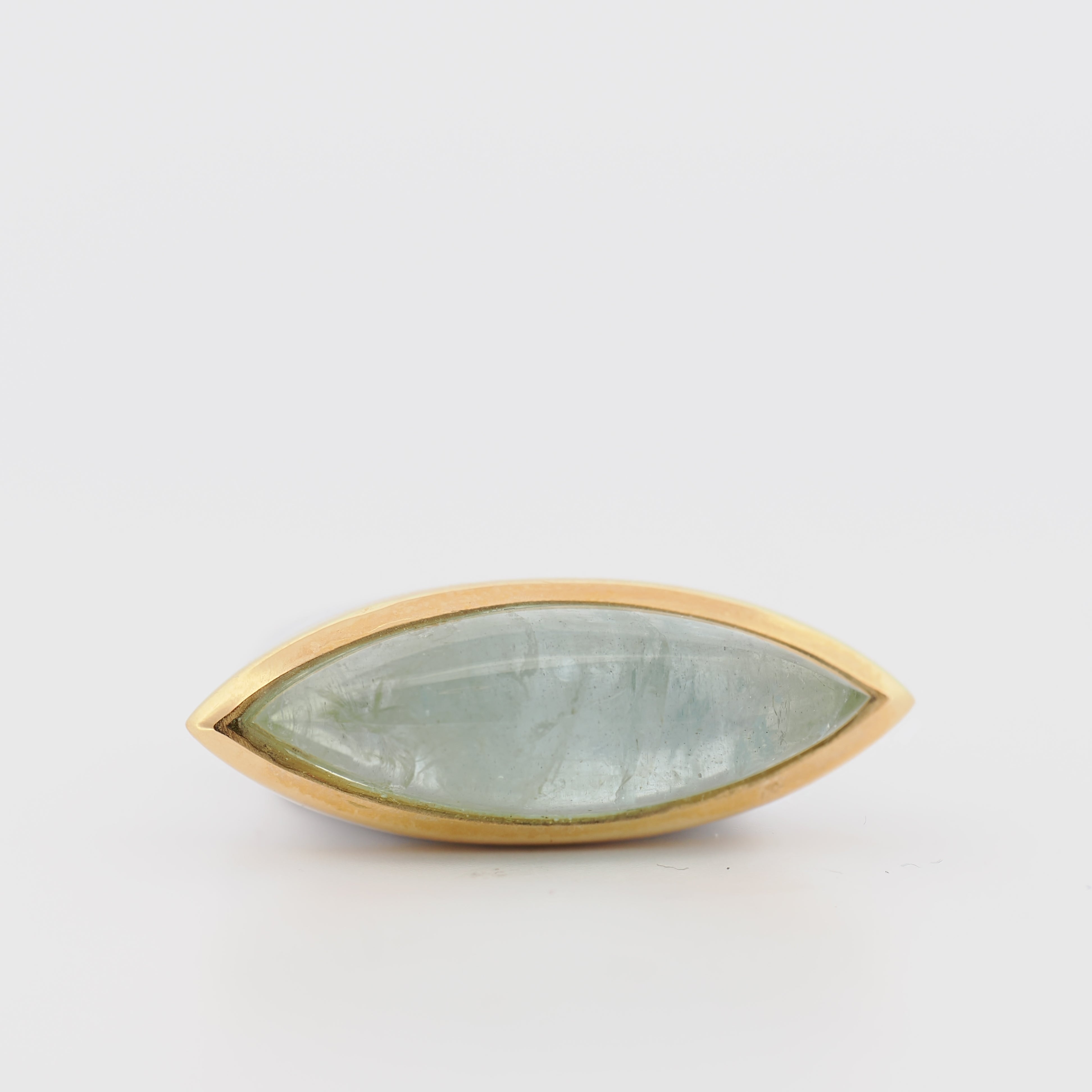 Juwelier Spliedt Ring Weißgold mit grünem Stein im Marquiseschliff auf weißem Hintergrund