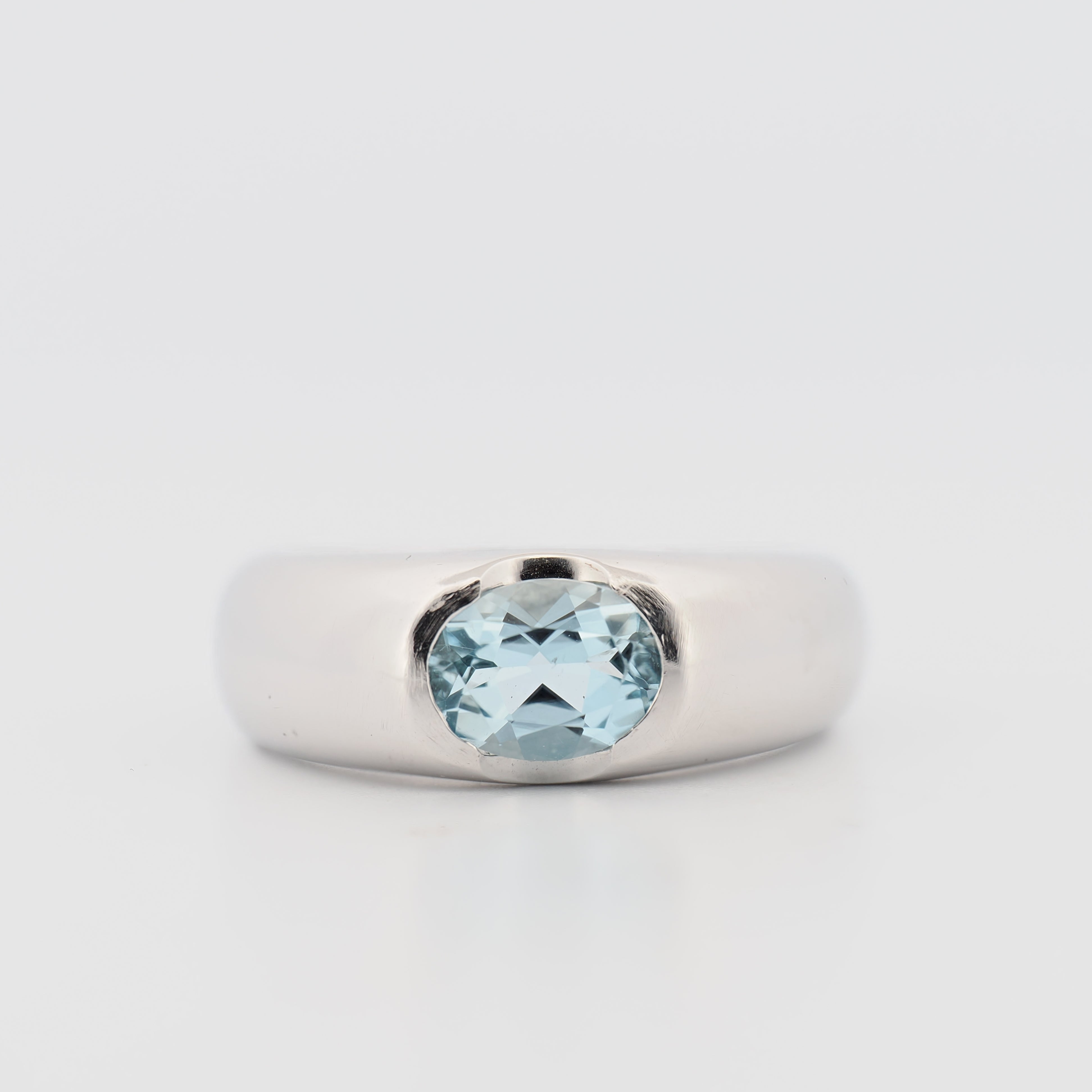 Juwelier Spliedt Bandring in Weißgold mit oval geschliffenem Aquamarin