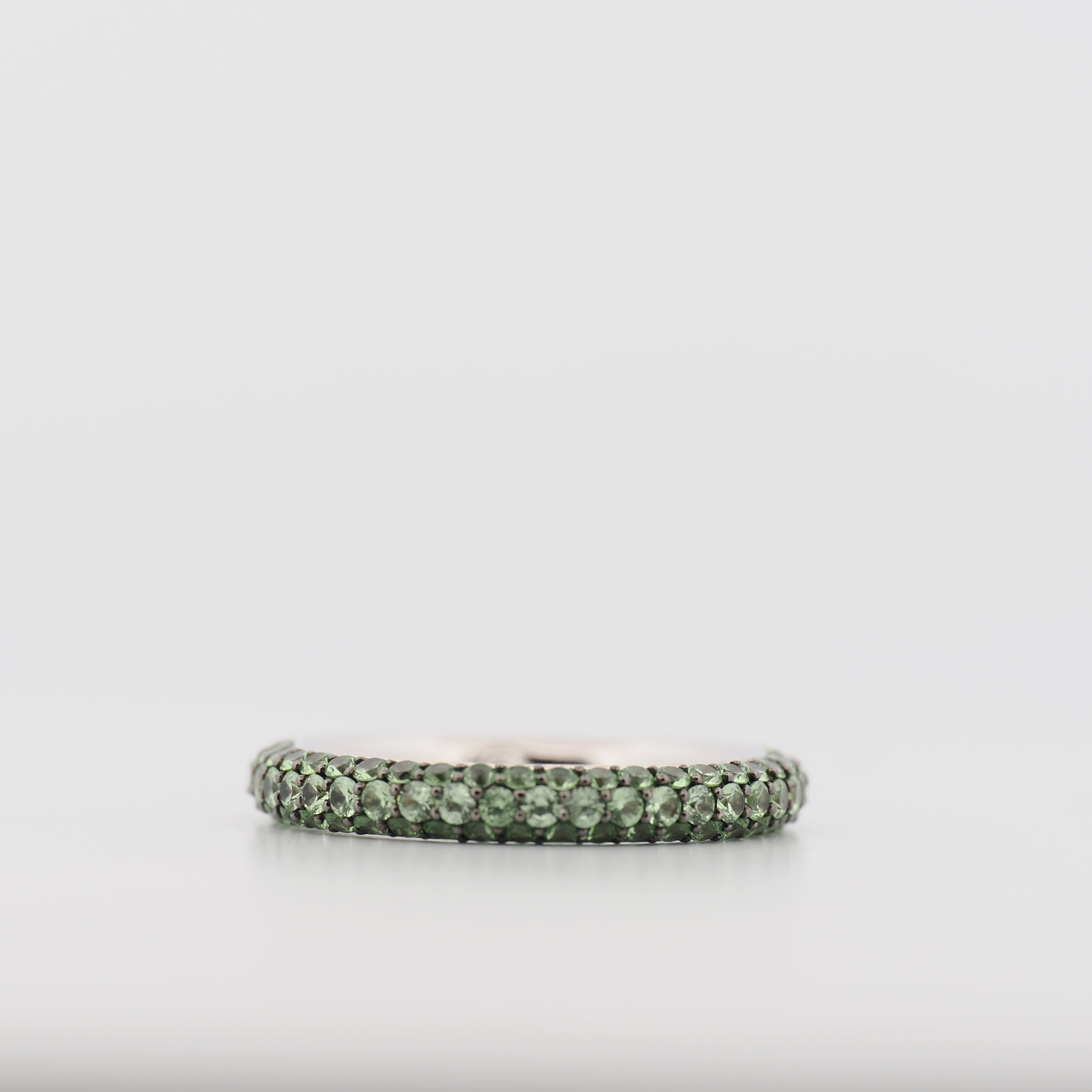 Noor Ring in 18k Weißgold mit Tsavorit Edelsteinen und einem schmalen Band