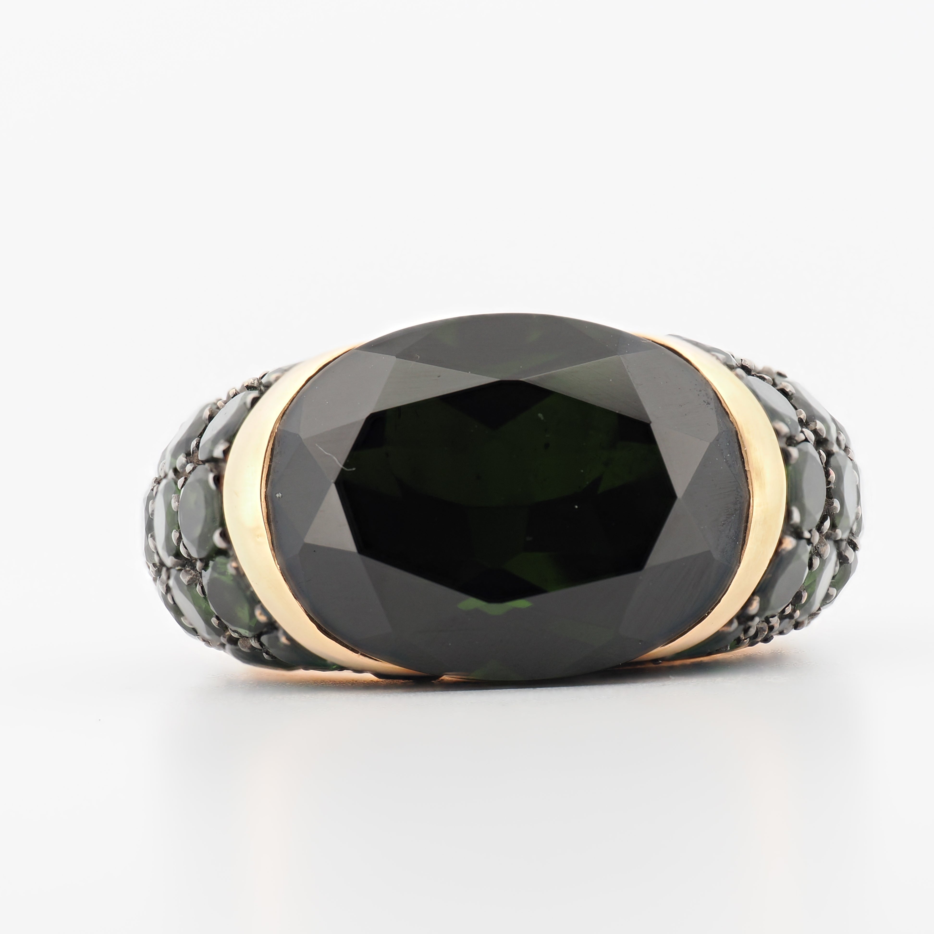Adolfo Courrier Ring in 18K Roségold mit Turmalin und kleinen grünen Steinen im ovalen Schliff