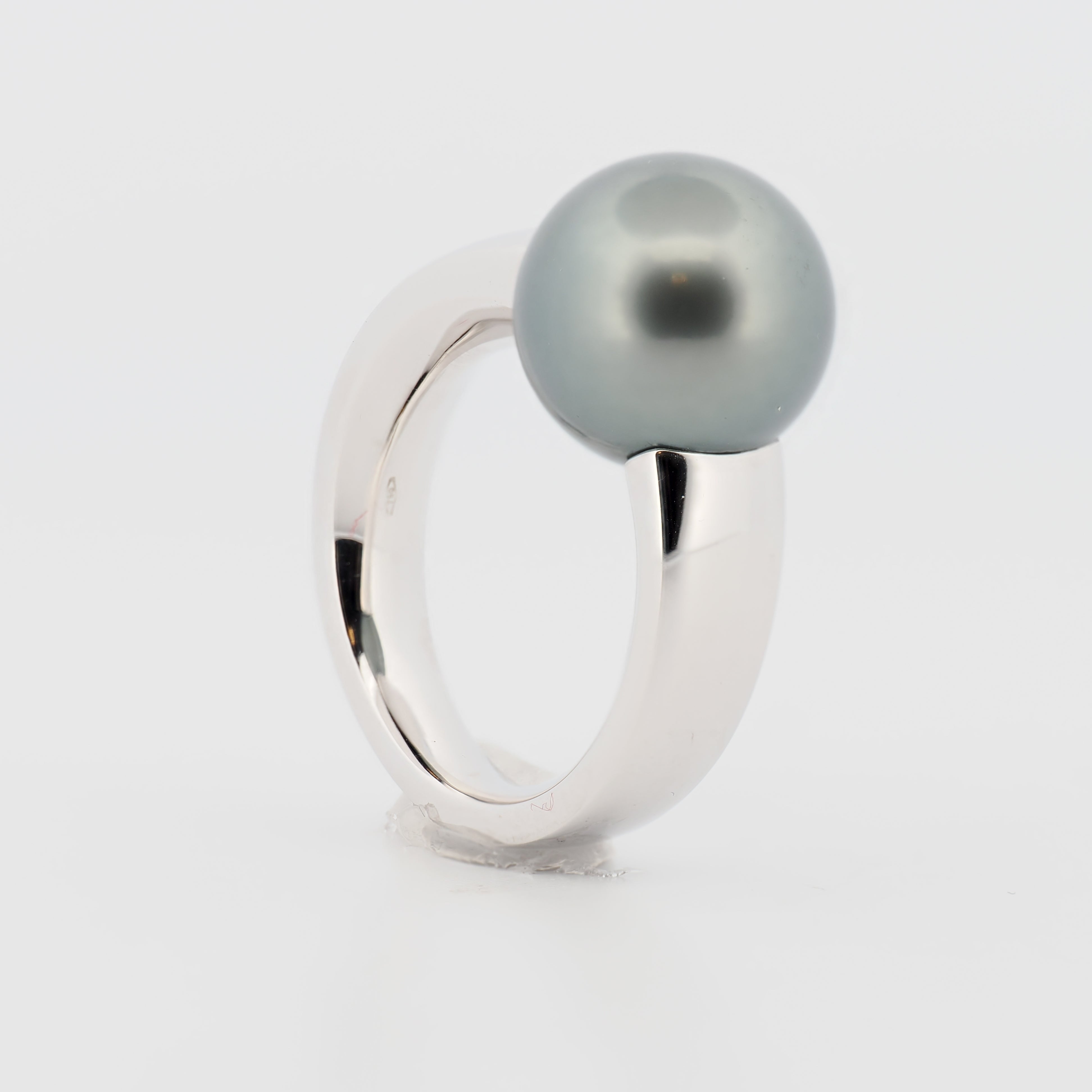 Schoeffel Ring in Weißgold mit Tahiti Perle, glänzend poliert mit einem schlichten Design