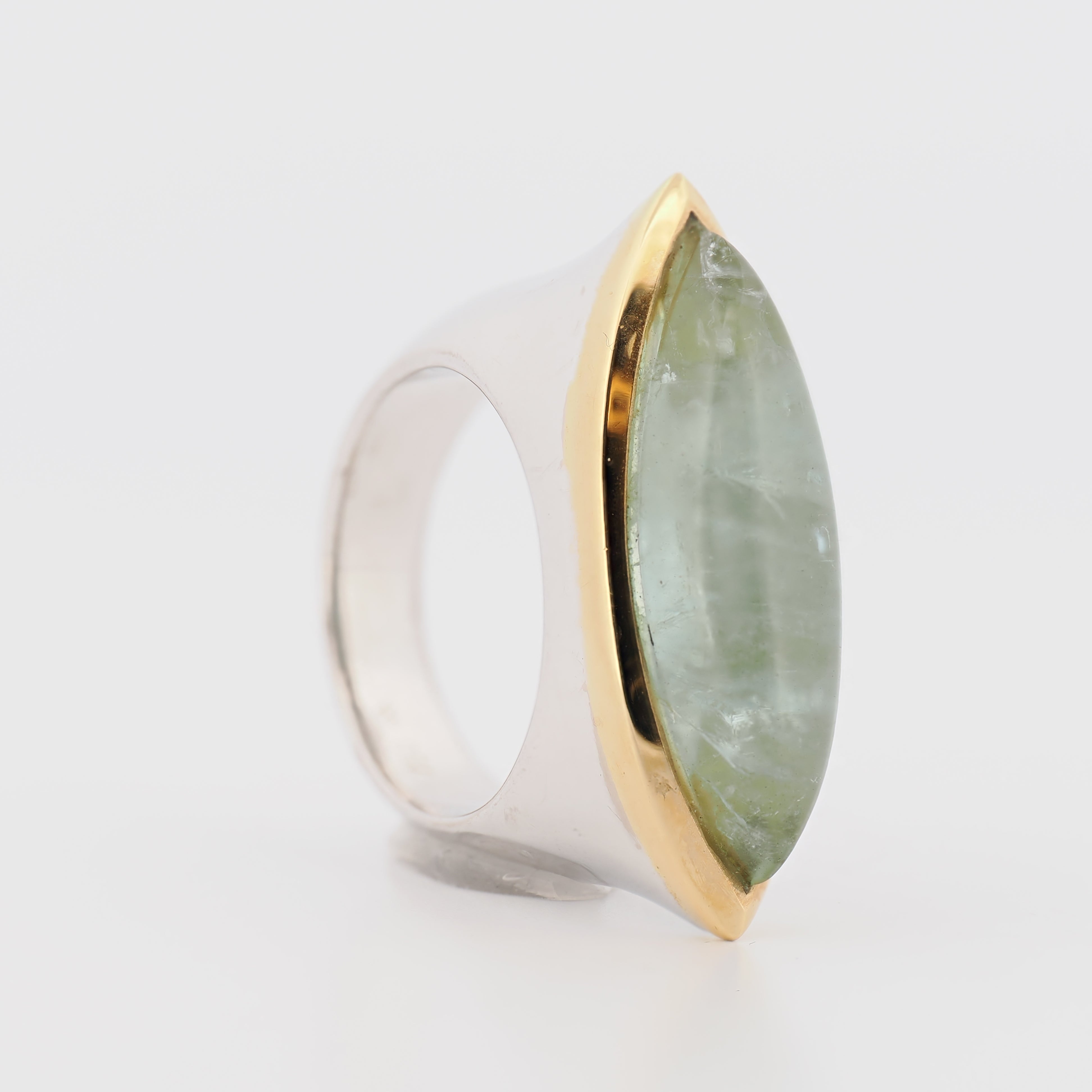 Juwelier Spliedt Ring Weißgold mit einem grünen Marquise-Schliff Stein auf weißem Hintergrund