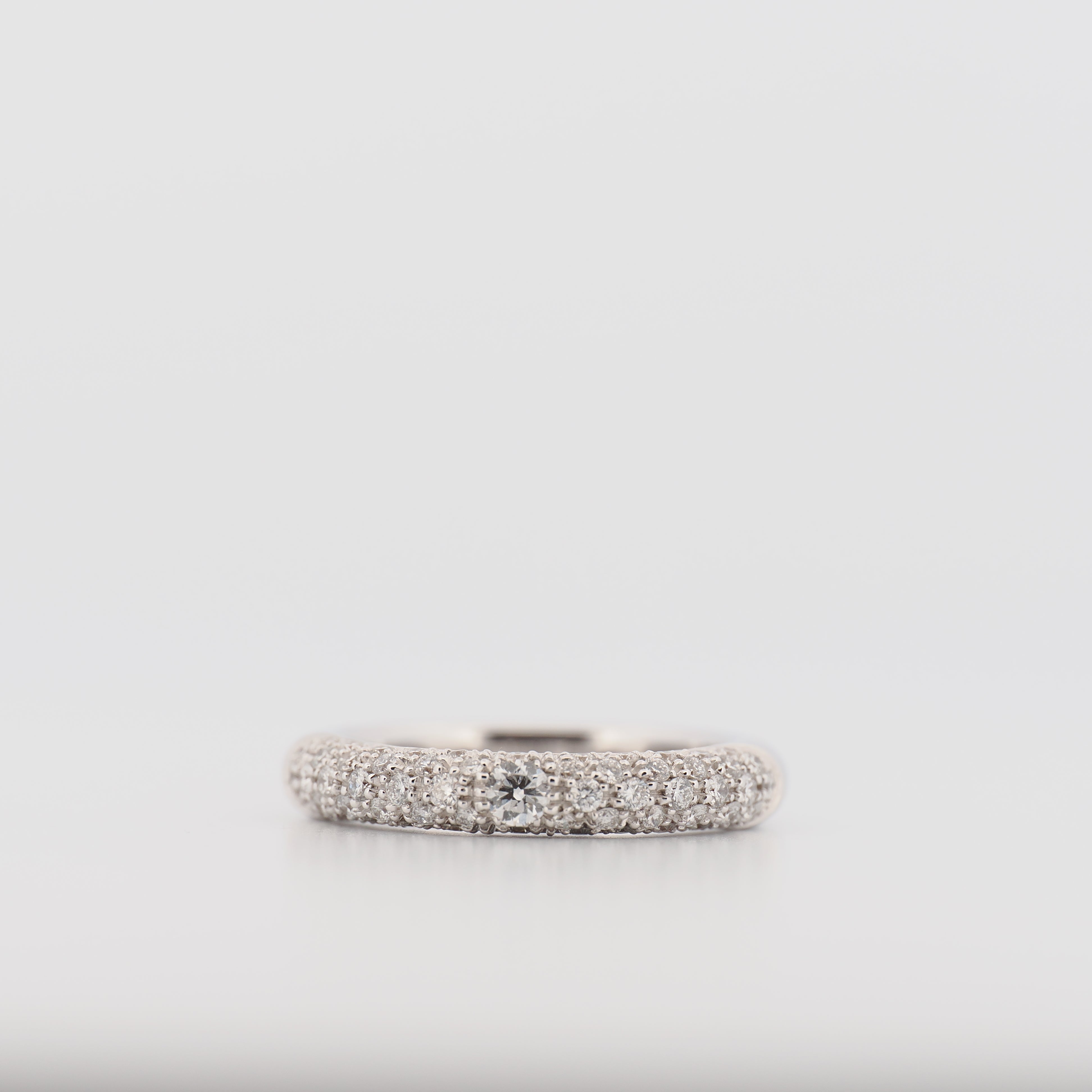 Adolfo Courrier Ring aus Weißgold mit Brillanten, glitzernd und elegant auf hellem Hintergrund