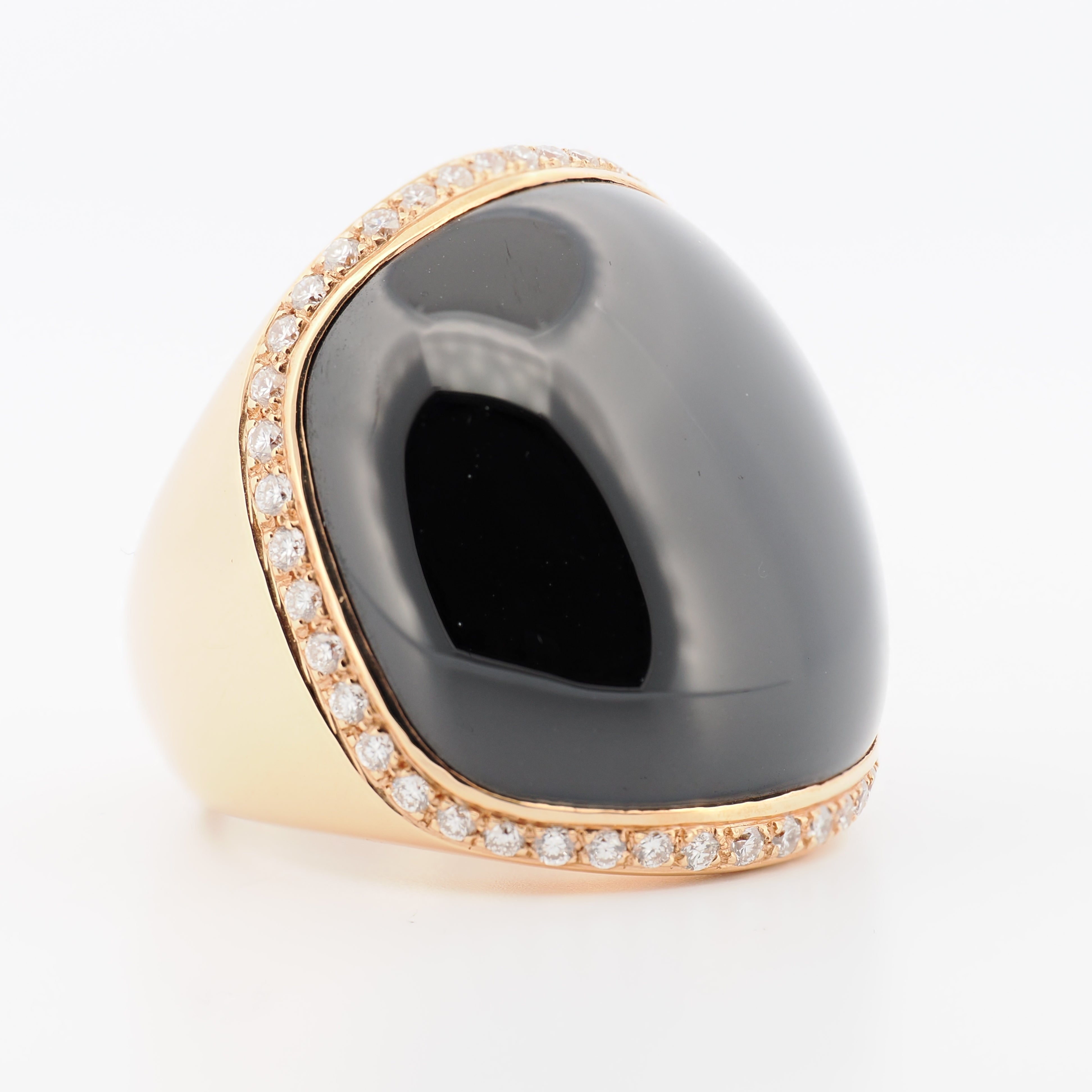 Juwelier Spliedt Ring in Roségold mit Onyx-Cabochon und umlaufenden Brillanten auf weißem Hintergrund