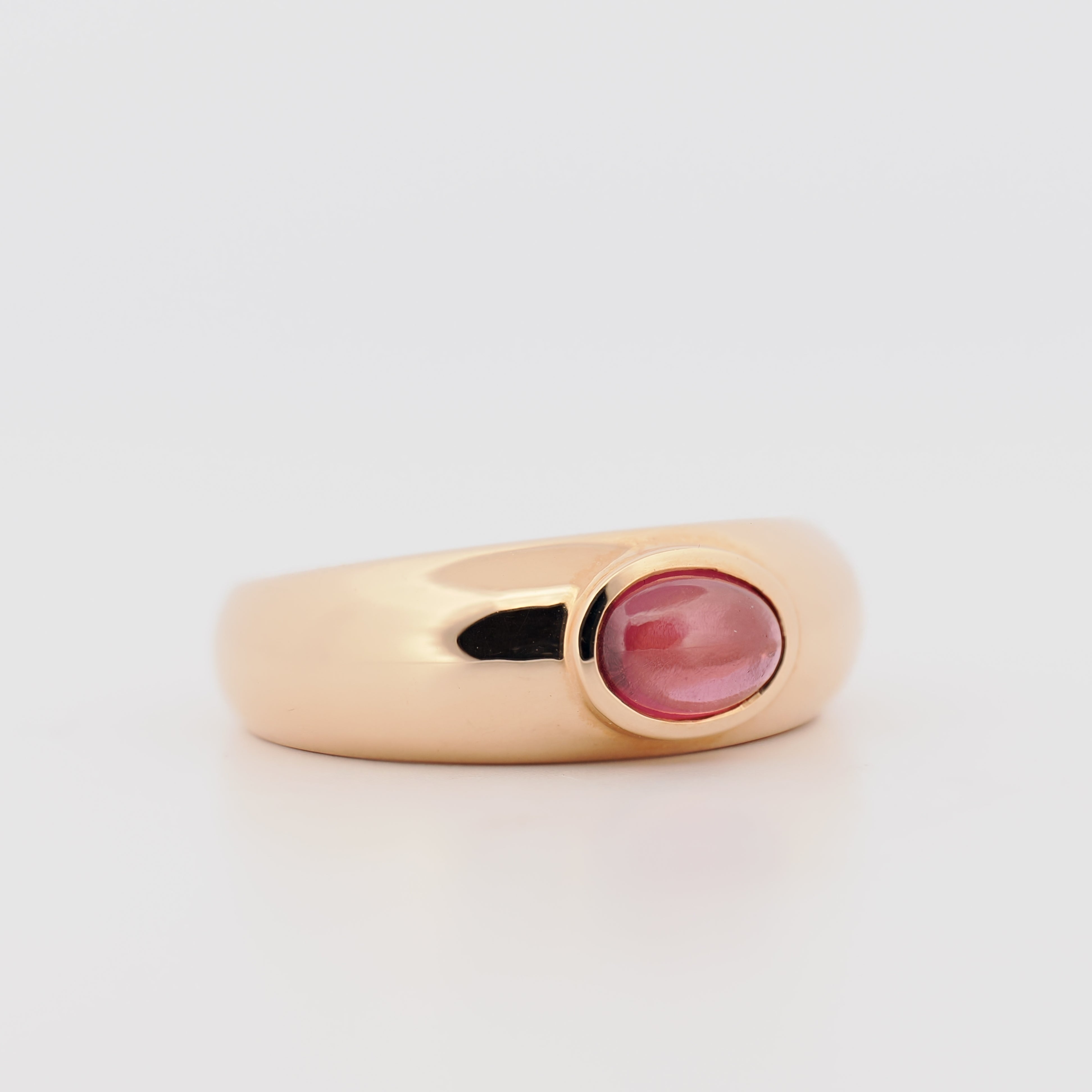 Desiree Sielaff Ring 'Lily' aus Roségold mit ovalem, pinkem Turmalin-Cabochon