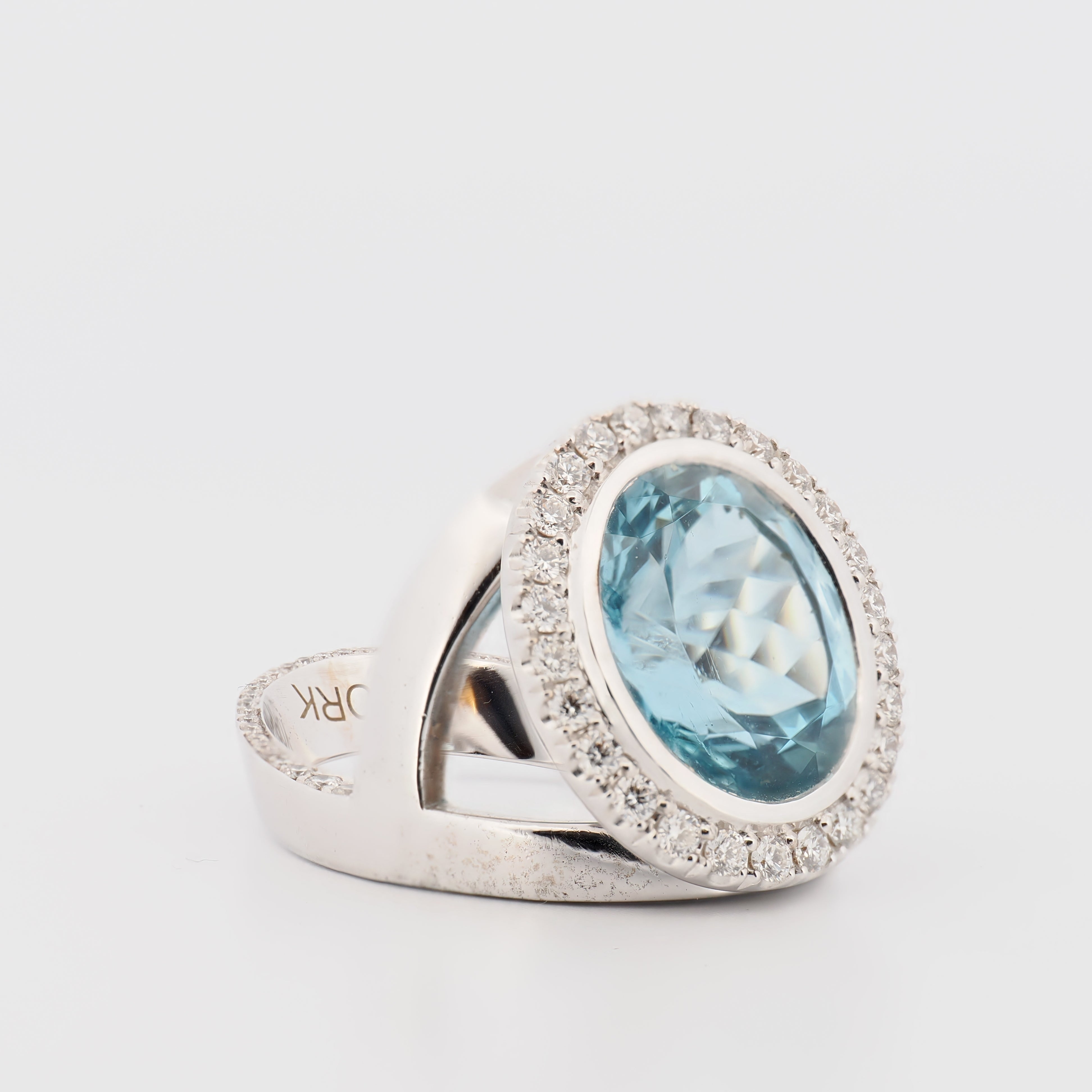 York Aquamarin und Brillanten Ring aus Weißgold mit einem ovalen Aquamarin und Diamantbesatz auf weißem Hintergrund