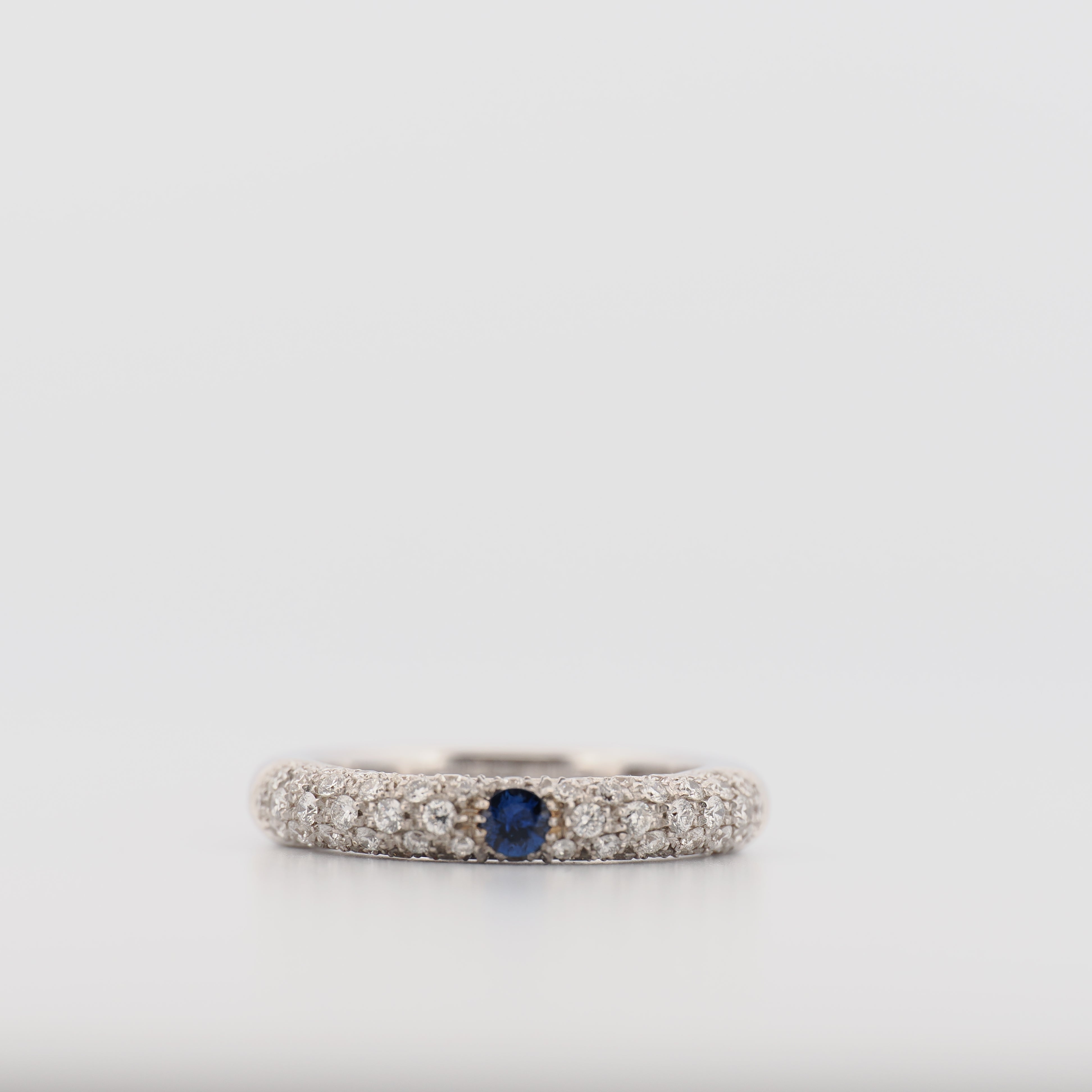 Adolfo Courrier Ring in Weißgold mit blauem Saphir und Brillanten, Nahaufnahme auf weißem Hintergrund