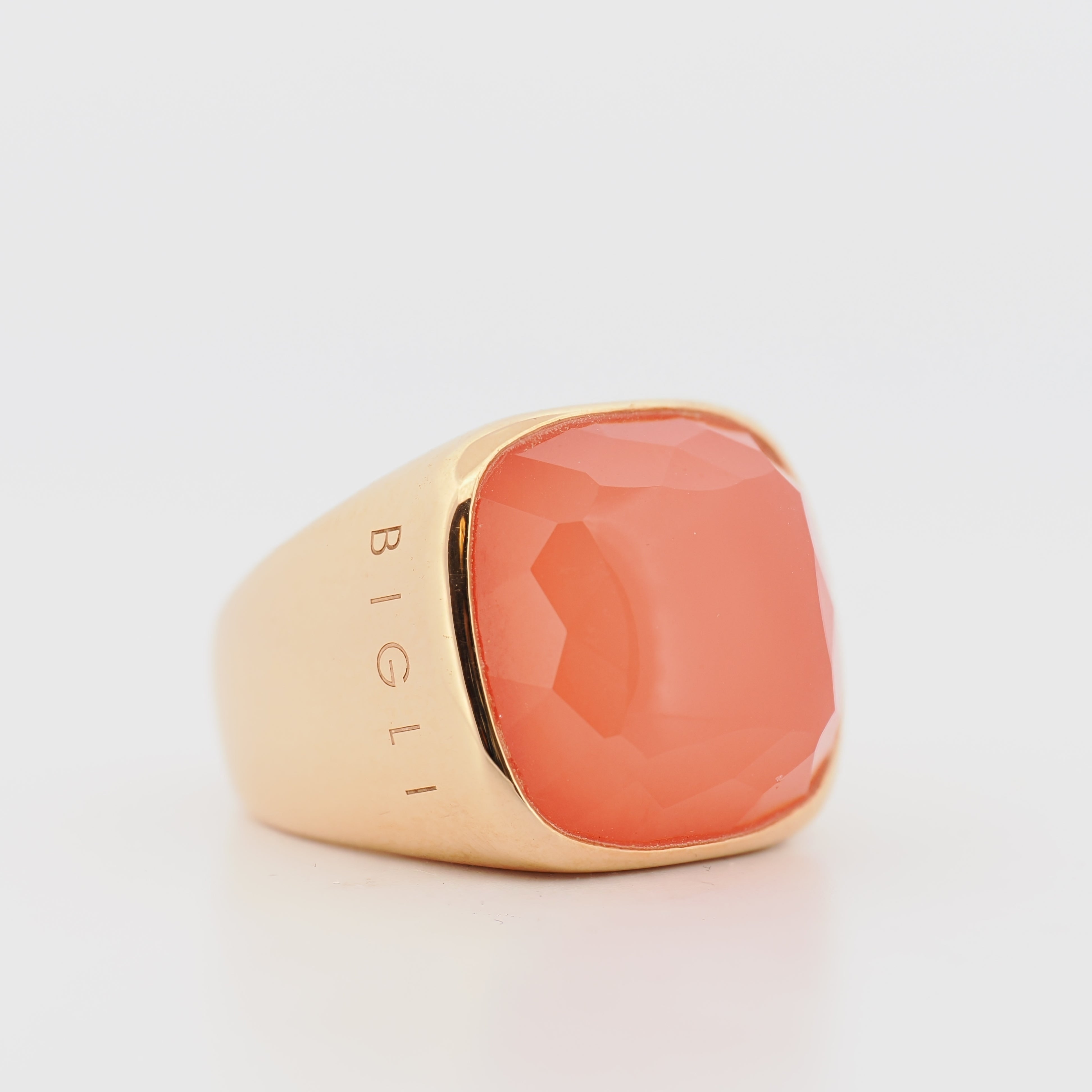 Bigli Ring Roségold Koralle, auf der Ringschiene eingraviert, auf weißem Hintergrund