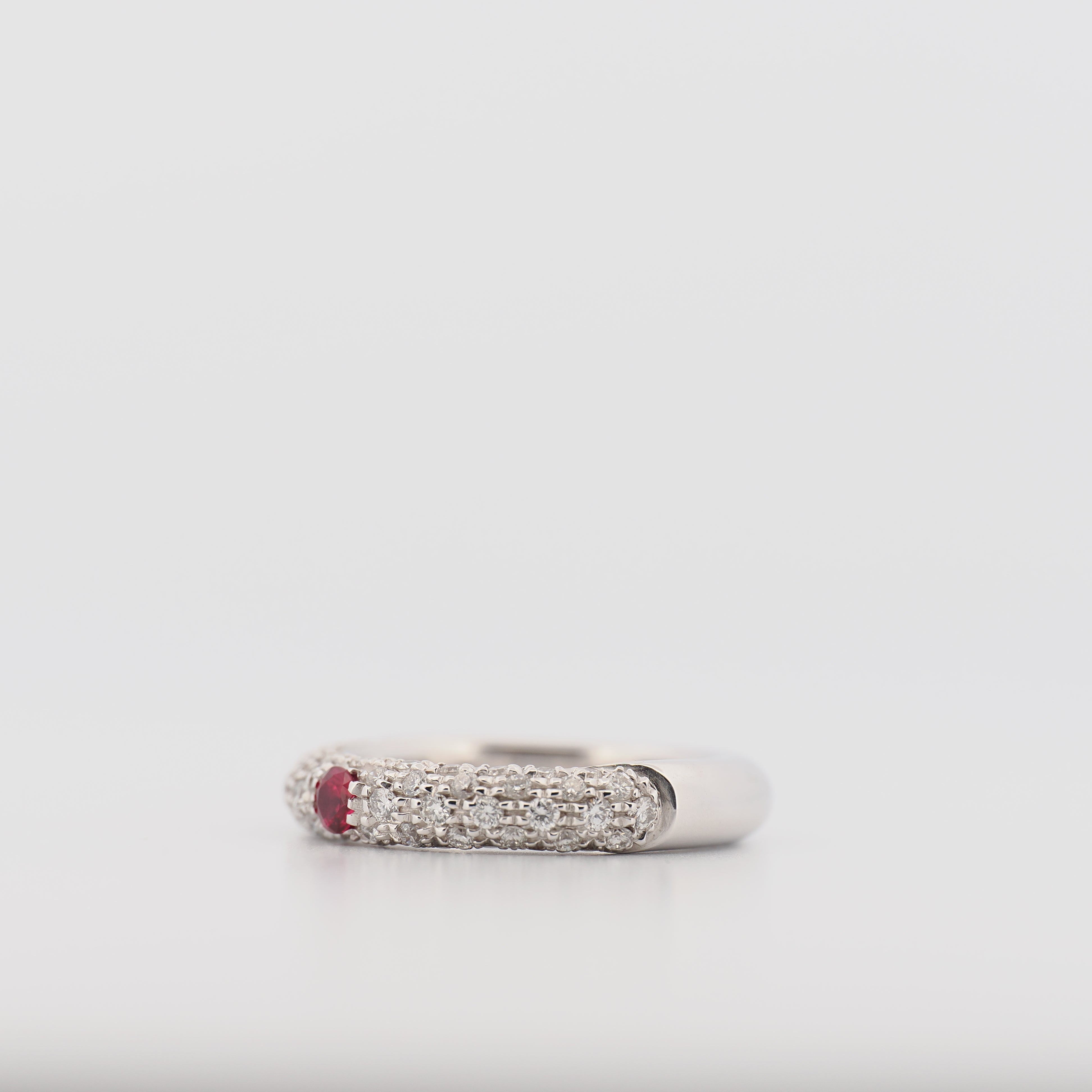 Adolfo Courrier Ring in Weißgold mit rosa Saphir und Brillanten auf hellem Hintergrund