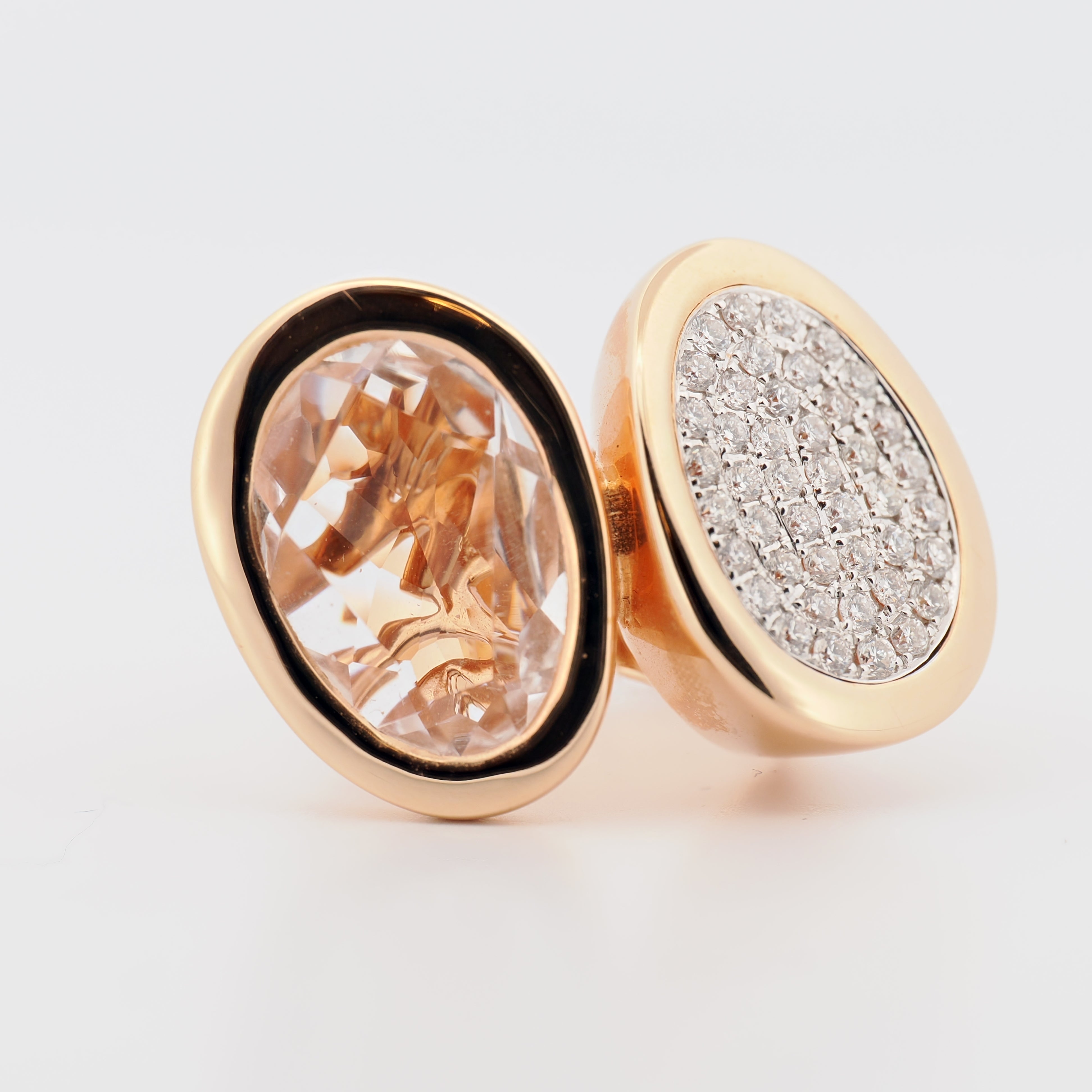 Al Coro Ring Roségold mit Topas und Diamant Pavé auf weißem Hintergrund