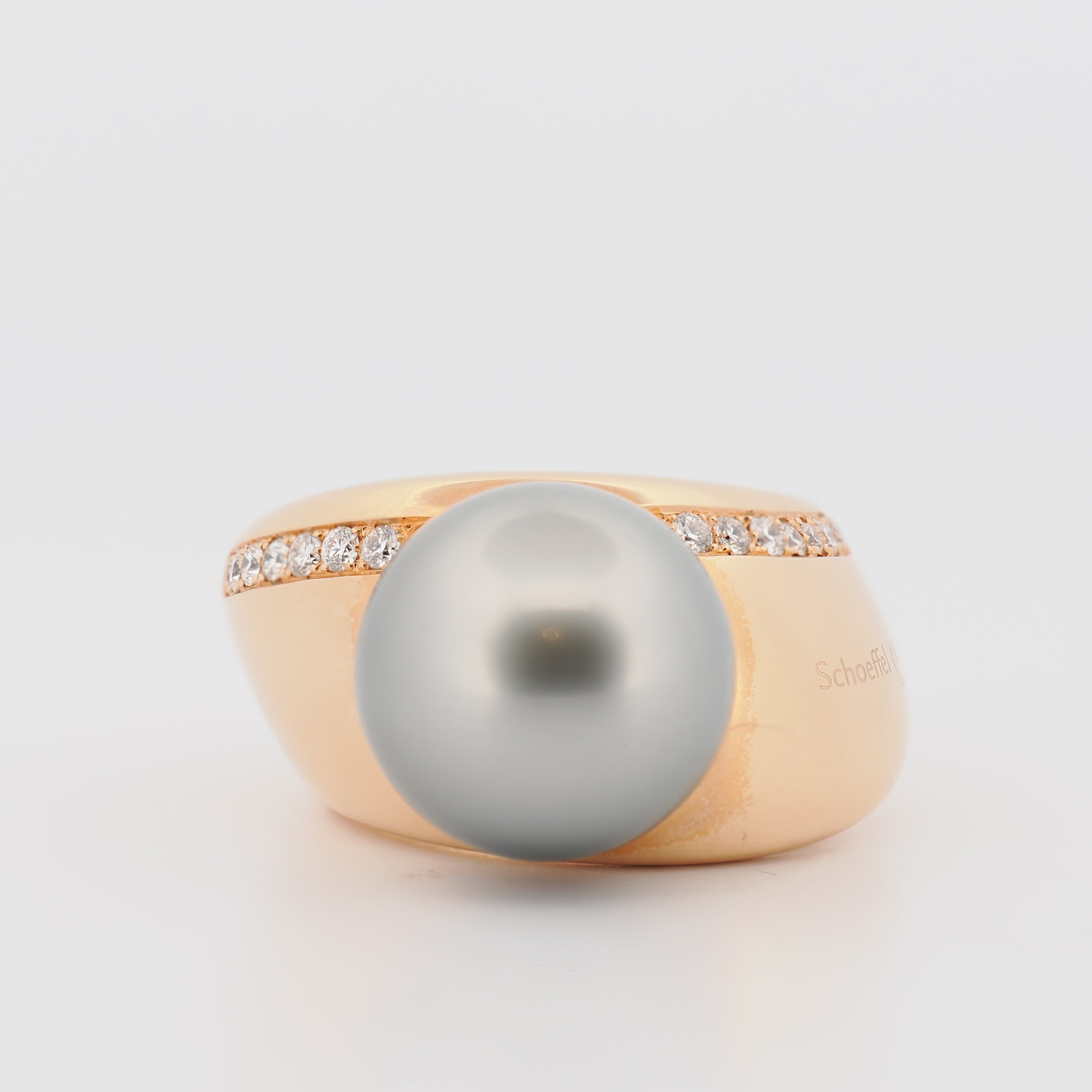 Schoeffel Ring mit Tahiti Perle und Diamanten in Roségold auf weißem Hintergrund