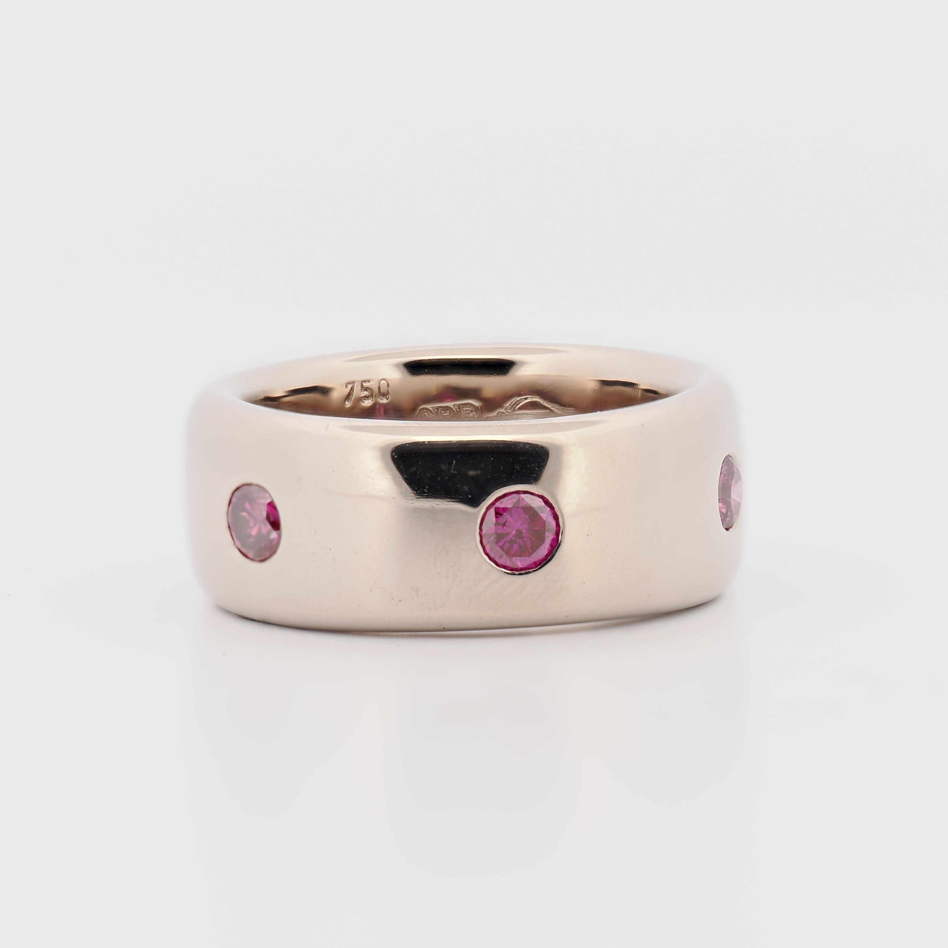 Rosenblat Ring Precious Basics aus Weißgold mit Rubinen und eingravierter 750er Punze auf hellem Hintergrund