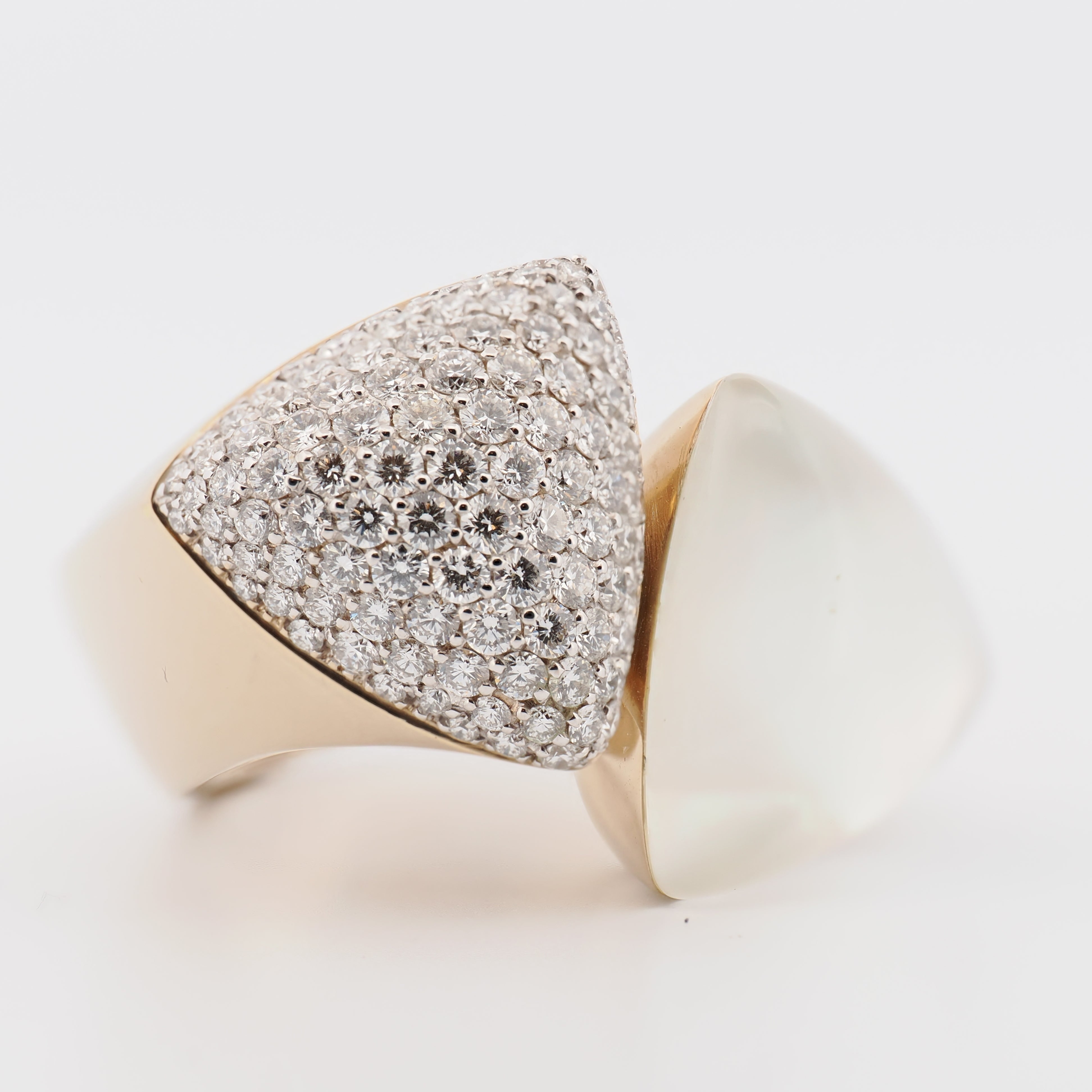 Vhernier Freccia Ring aus Gelbgold mit Pavé-Diamanten und Perlmutt-Cabochon vor weißem Hintergrund