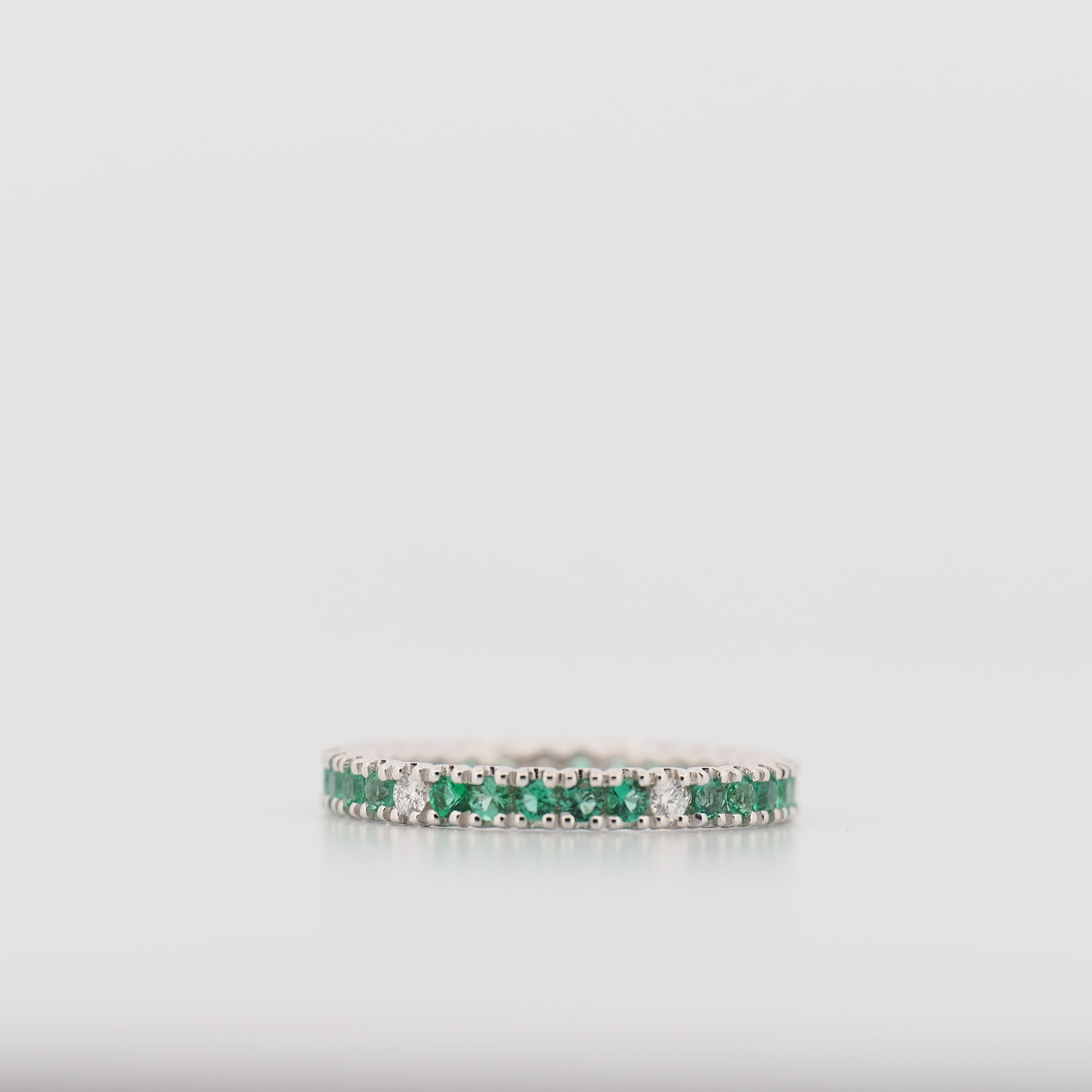 Giorgio Visconti Ring mit Smaragden und Brillanten, eine Nahaufnahme des Schmuckstücks auf hellem Hintergrund