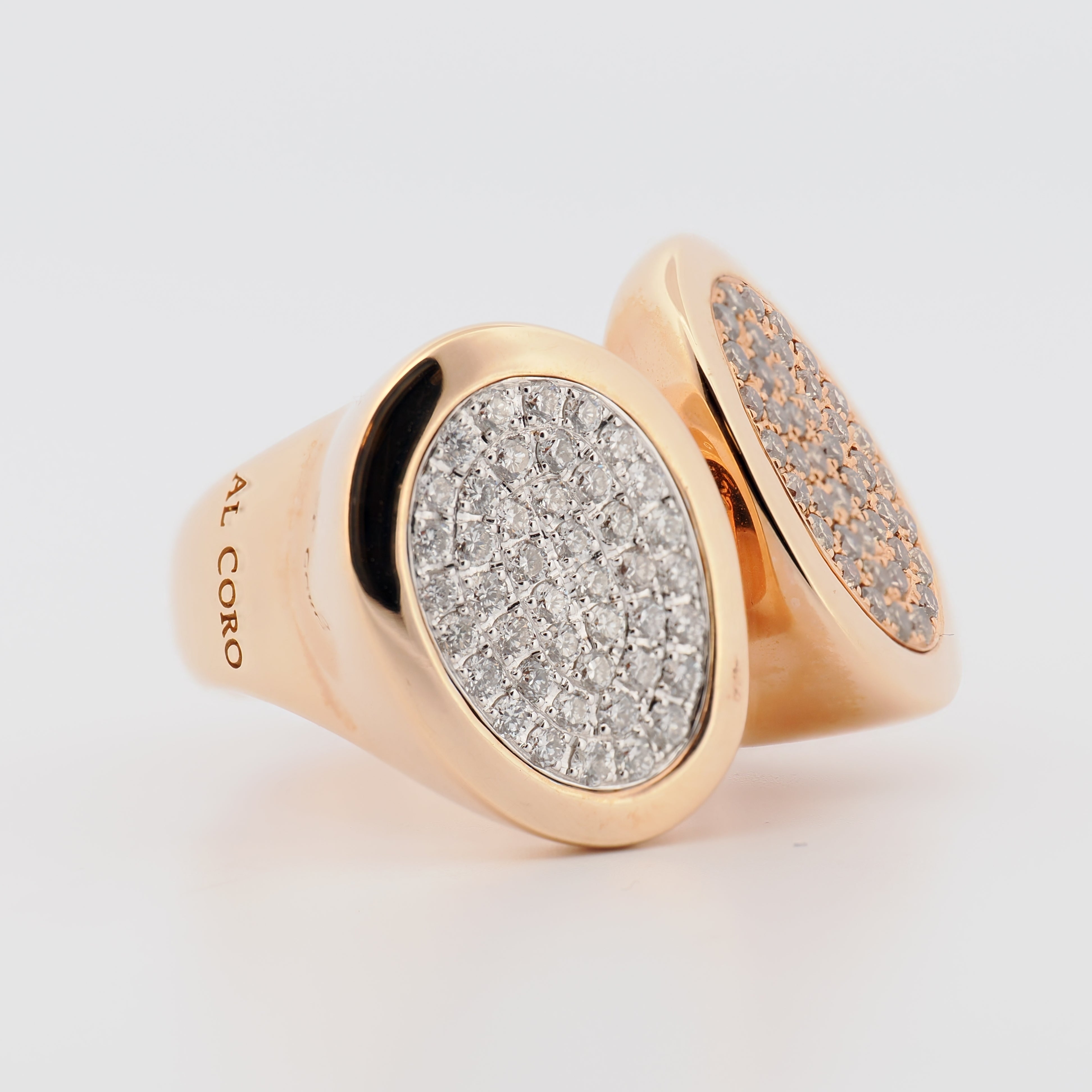 Al Coro Ring Roségold mit Pavé Diamanten, das Design ist oval und offen auf weißem Hintergrund