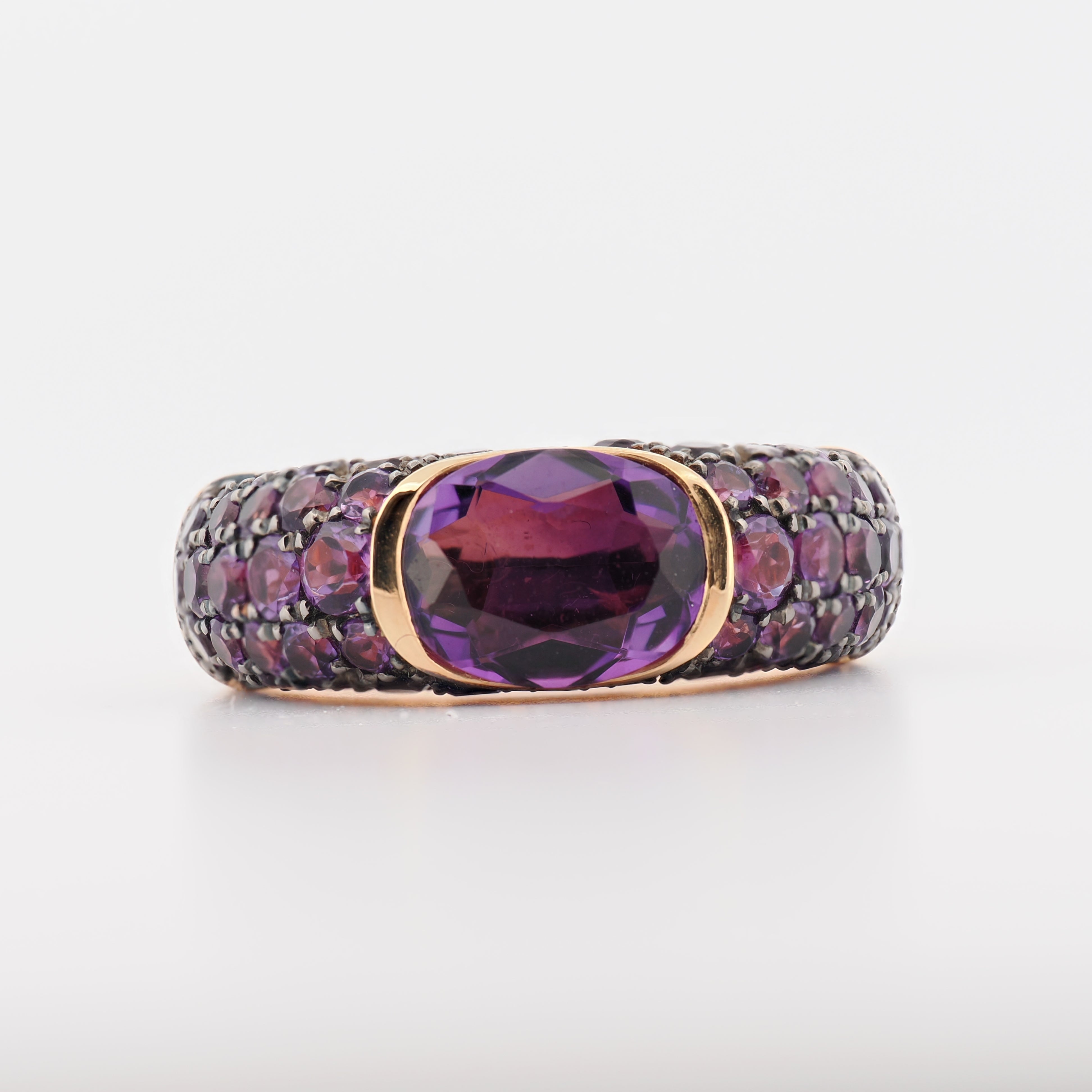 Adolfo Courrier Ring aus 18k Roségold mit oval geschliffenem Amethyst, umrandet von kleinen Amethysten