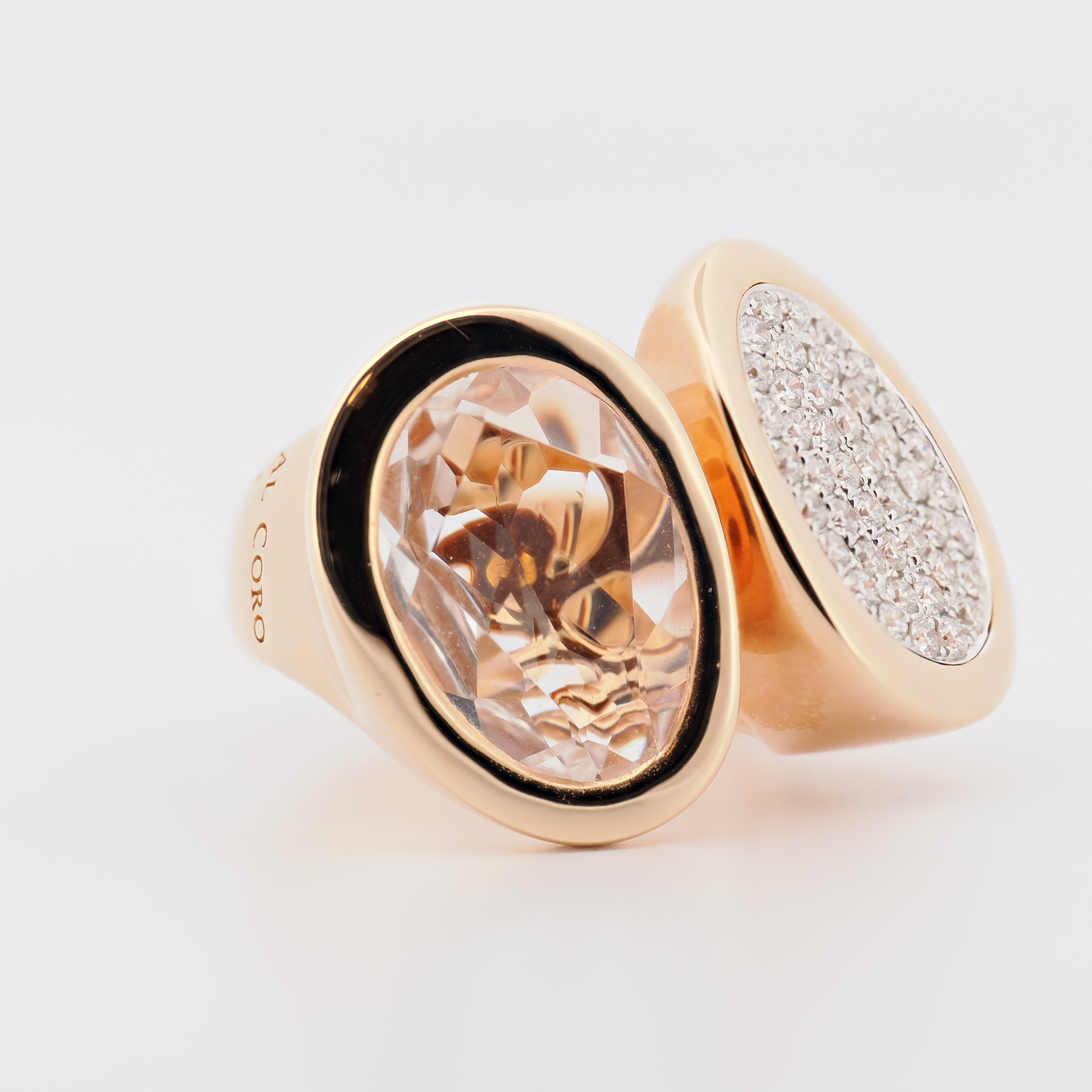 Al Coro Ring Roségold mit Topaz und Pavé Diamanten auf hellem Hintergrund