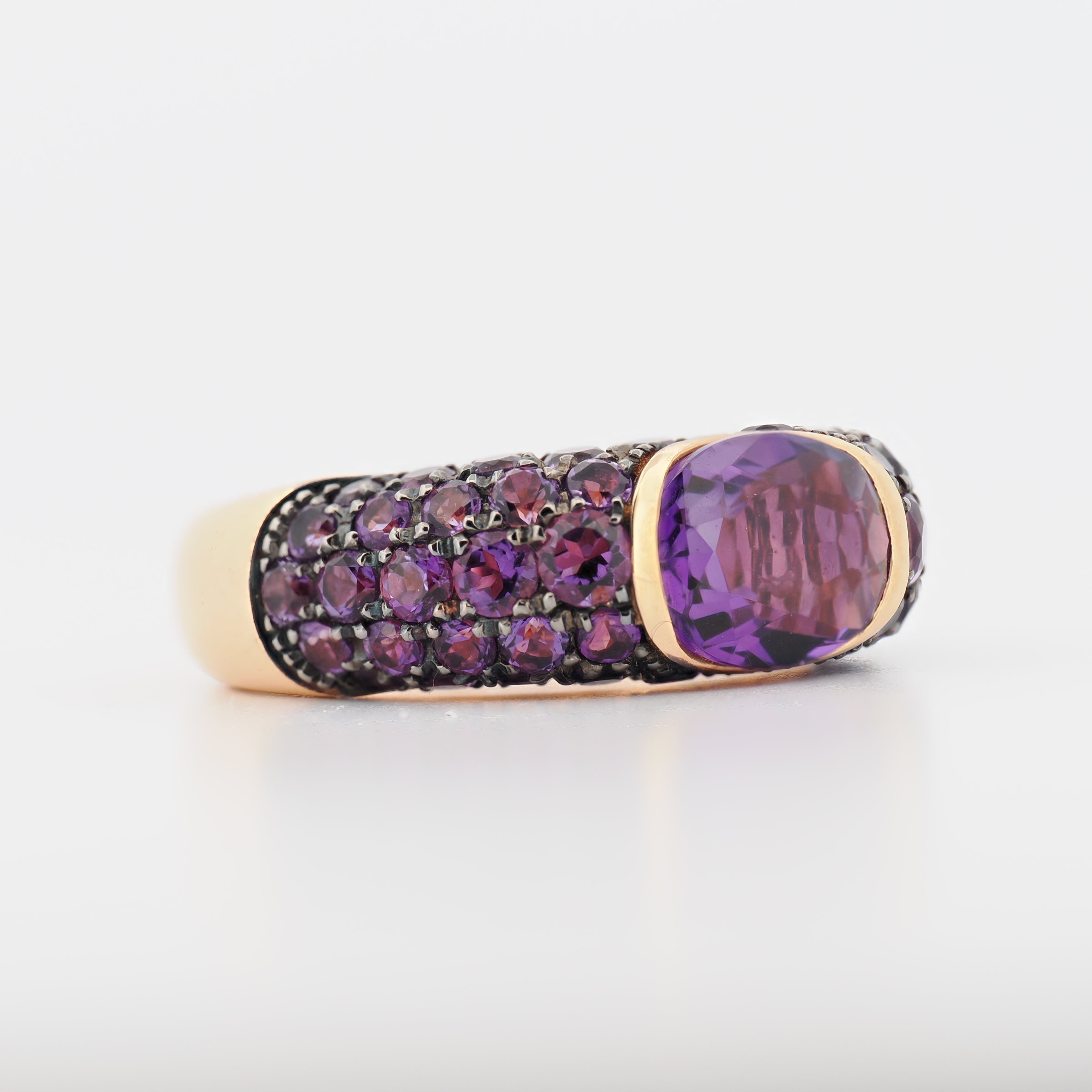 Adolfo Courrier Ring aus 18k Roségold mit Amethyst und Akzentsteinen auf hellem Hintergrund