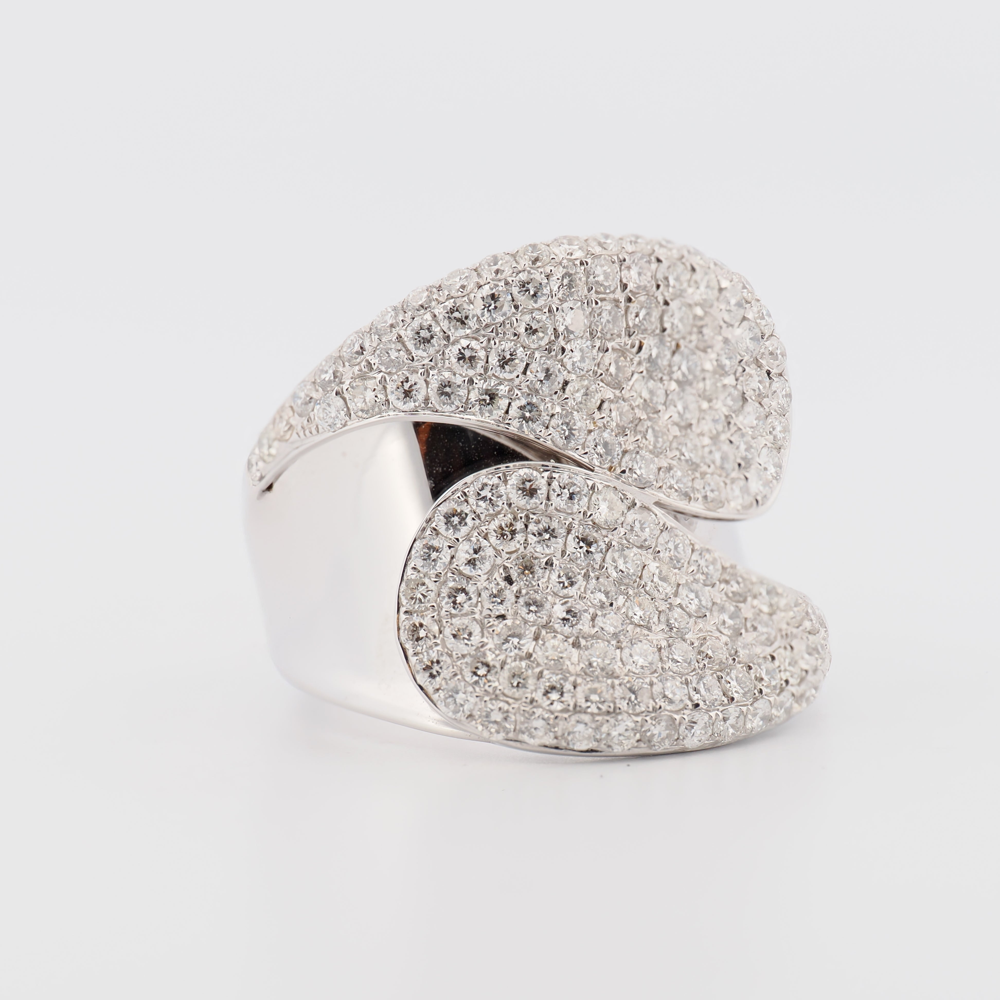 Juwelier Spliedt Ring in Weißgold mit Pavé Diamanten, zwei geschwungene Flächen besetzt mit Brillanten auf weißem Hintergrund