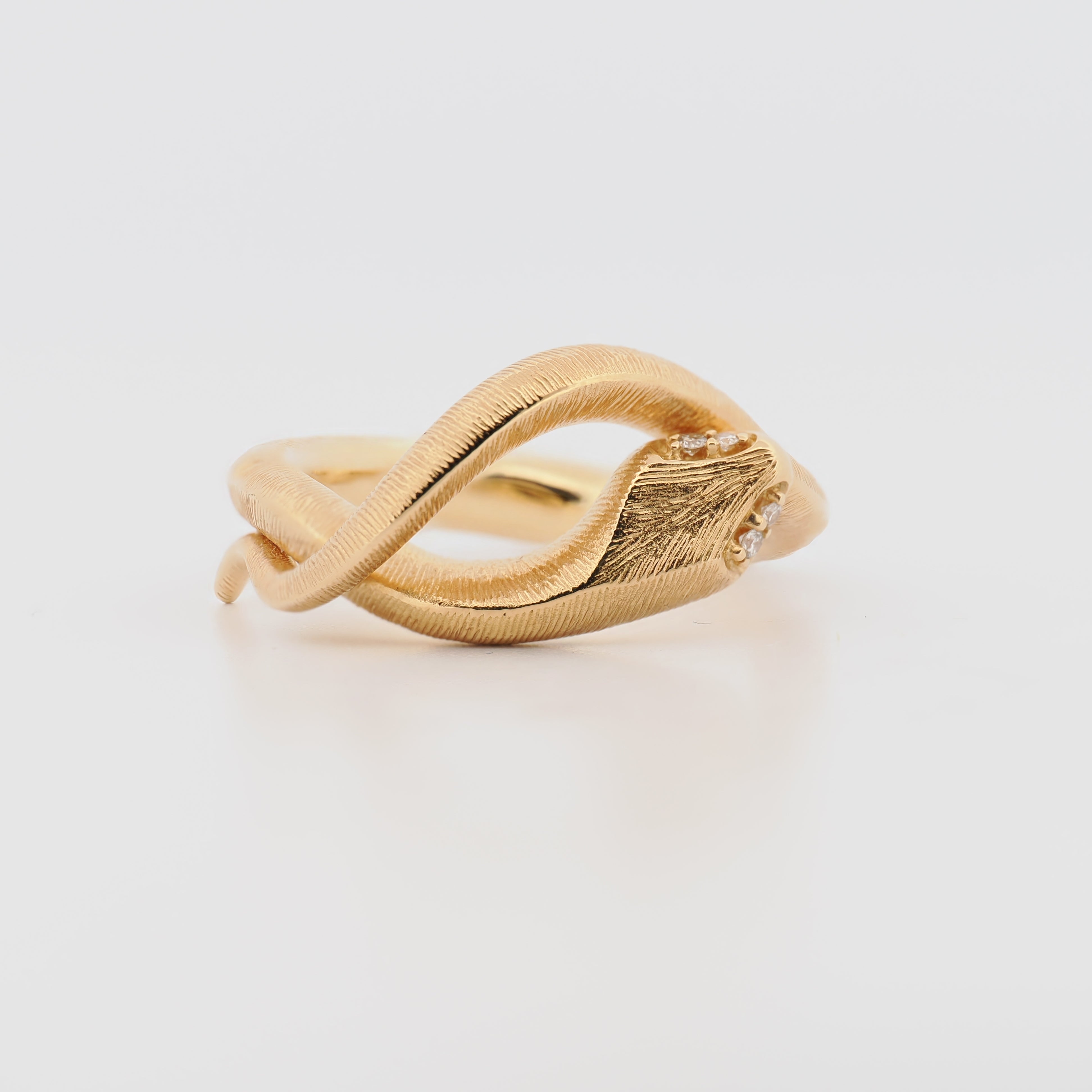 Ole Lynggaard Snake Ring klein in Gelbgold mit Diamanten auf weißem Hintergrund