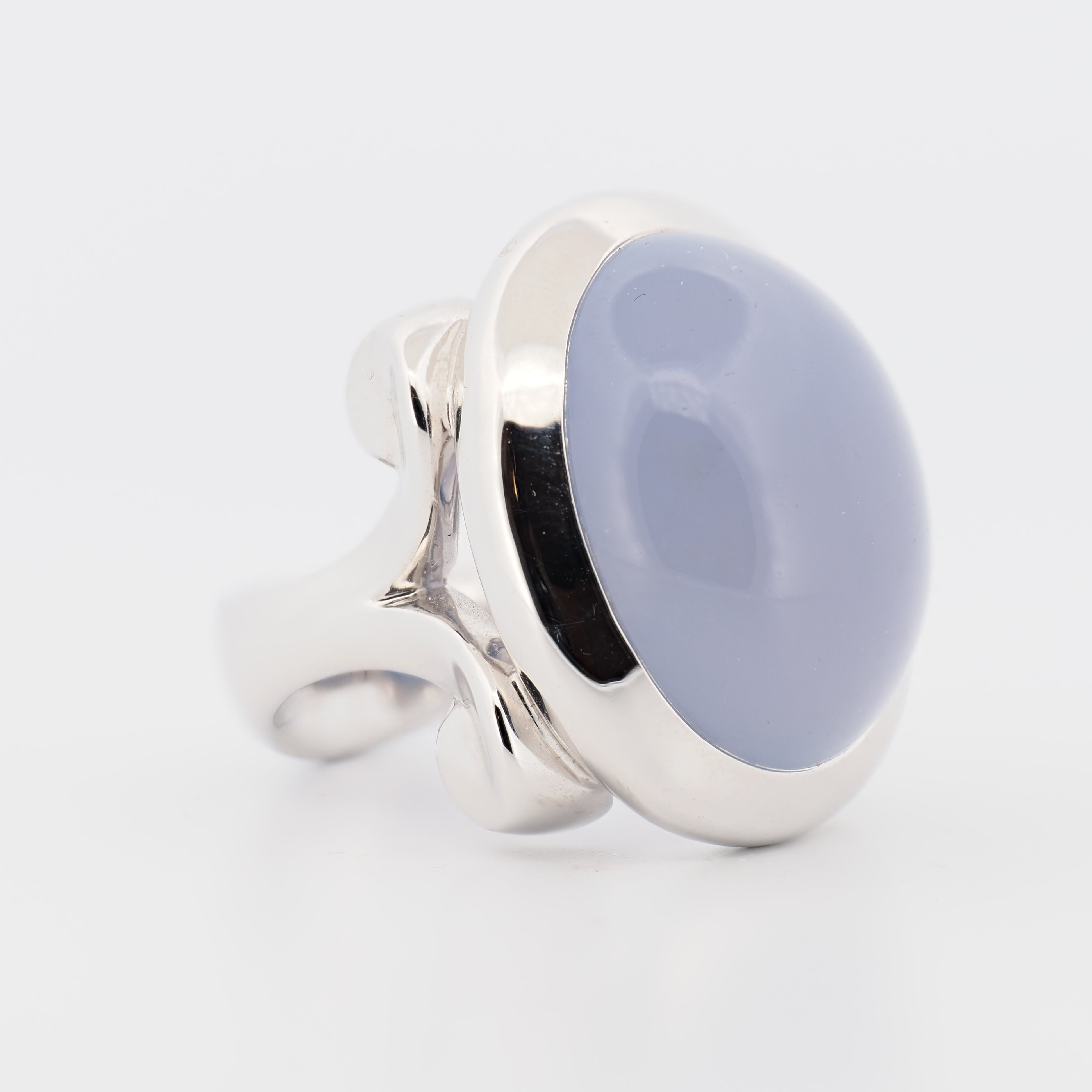 Tamara Comolli Ring mit blauem Mondstein in Cabochonschliff und Silberfassung auf weißem Hintergrund