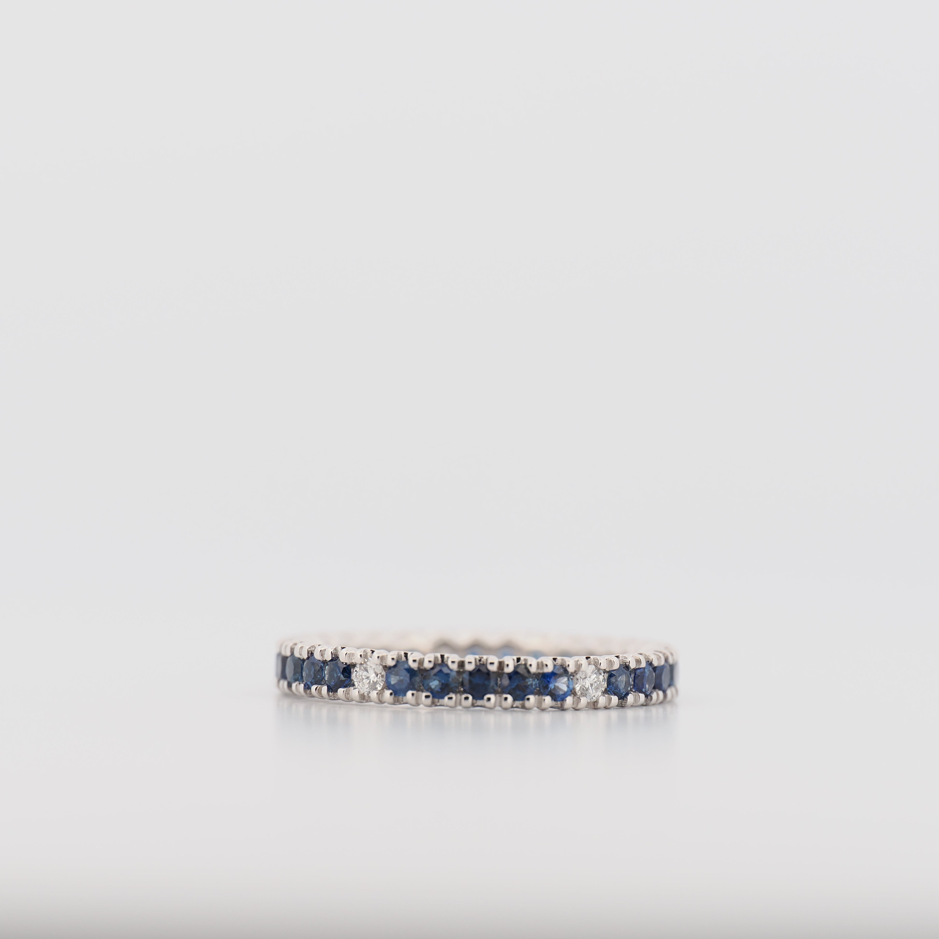 Giorgio Visconti Ring mit blauen Saphiren und Brillanten, detailreich auf hellem Hintergrund präsentiert