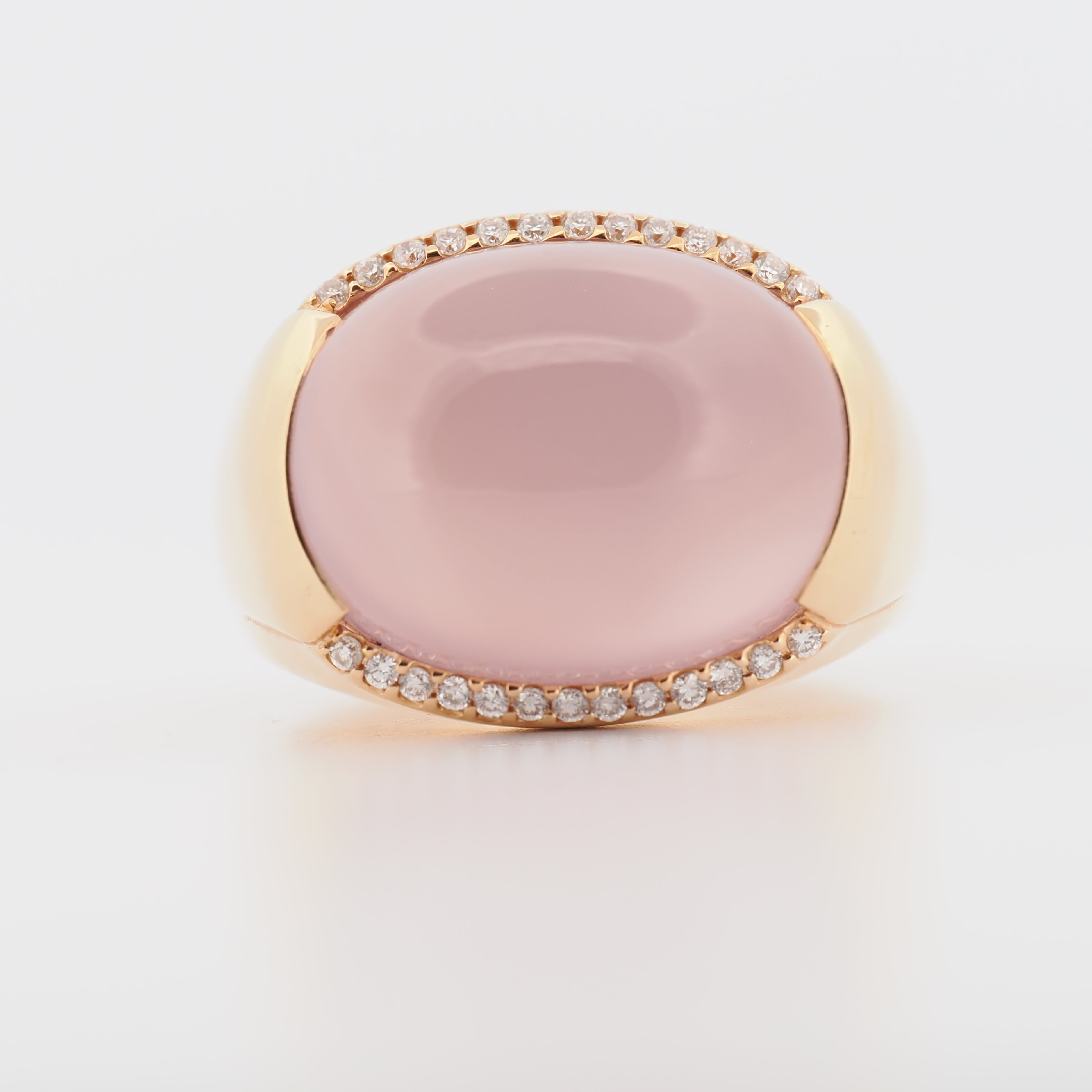 Ring aus Roségold mit rosa Chalcedon-Cabochon und Brillanten von Juwelier Spliedt