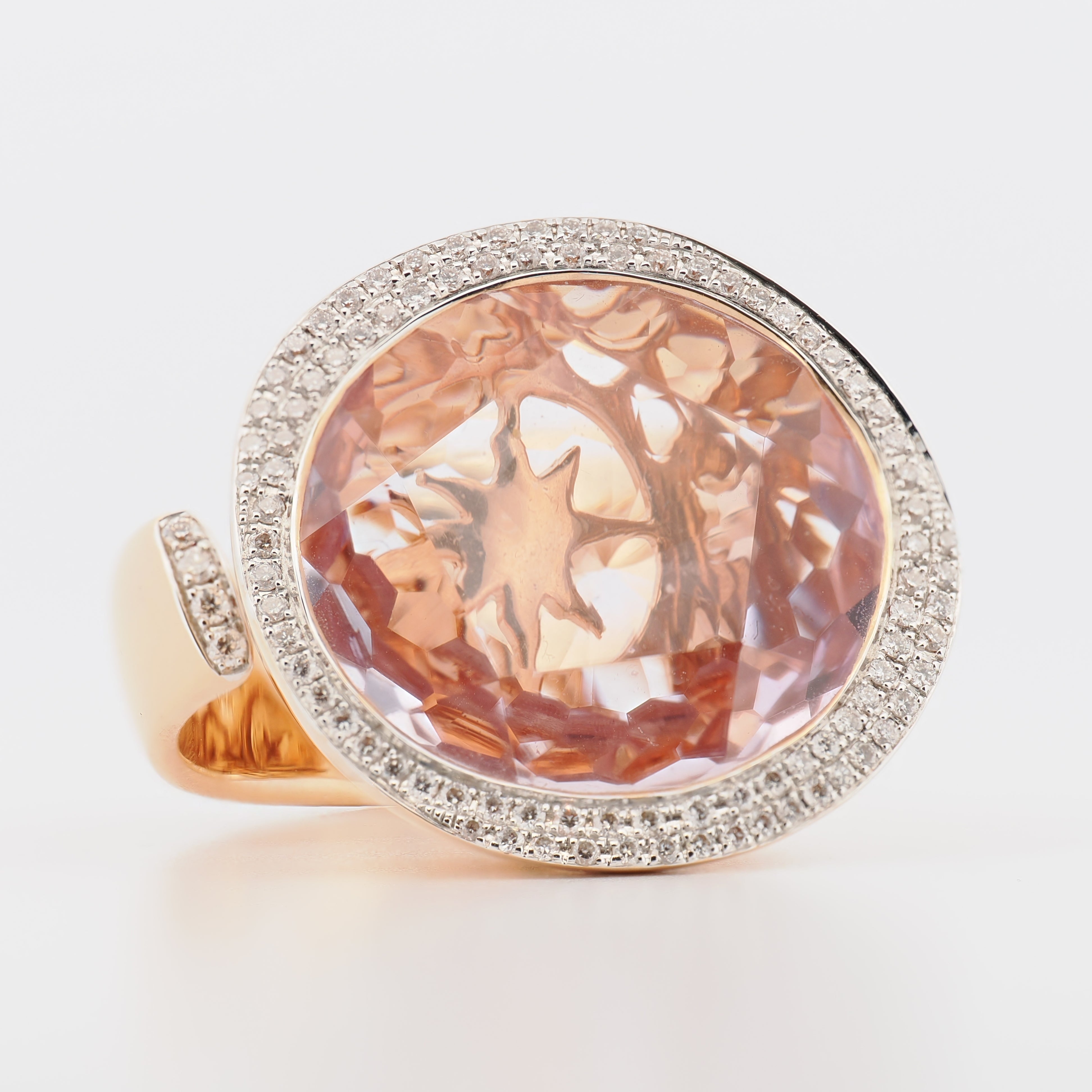 Al Coro Gioia Ring aus Roségold mit facettiertem Amethyst und Brillanten auf weißem Hintergrund