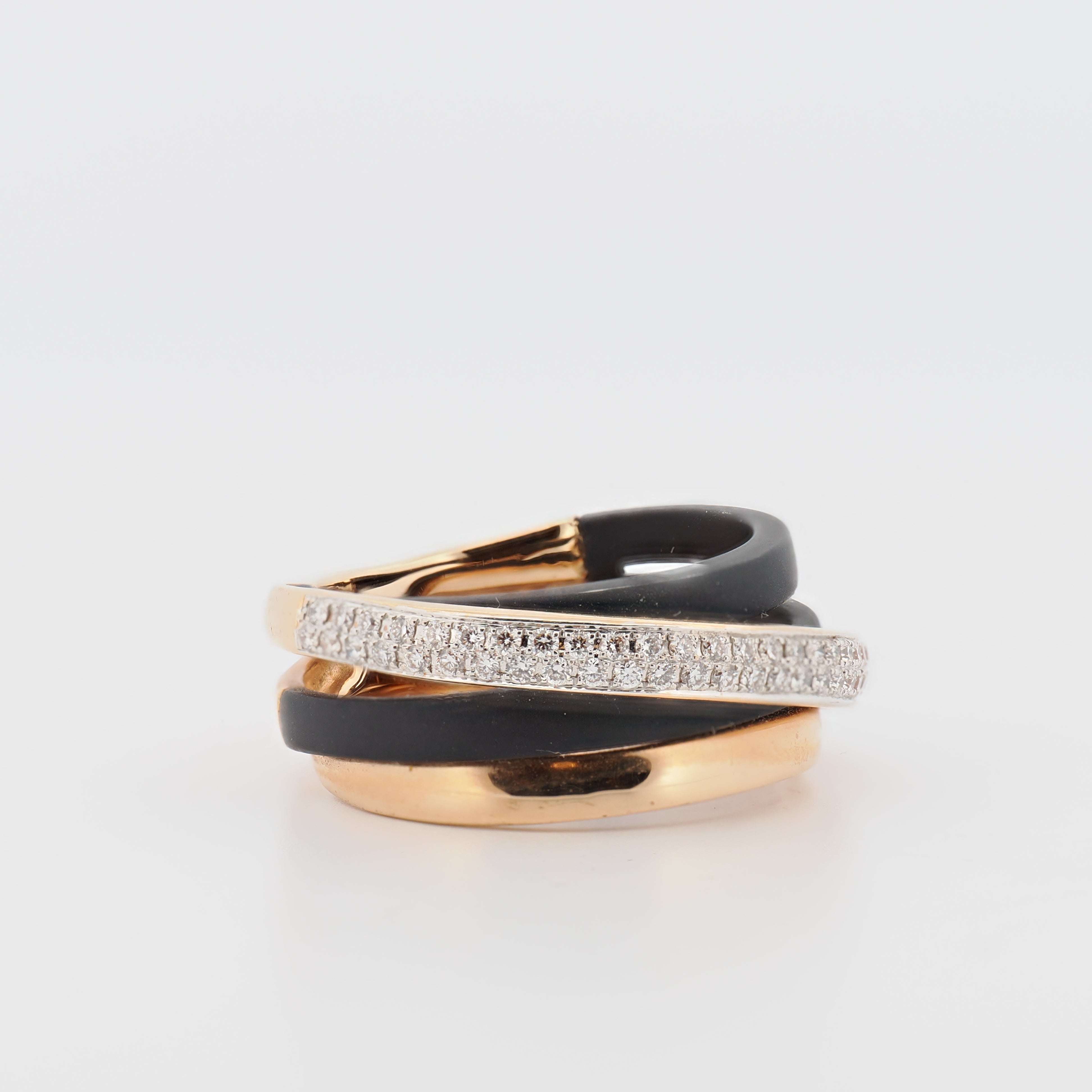 Al Coro Ring in Roségold mit Diamanten und schwarzem Emaille-Design auf hellem Hintergrund
