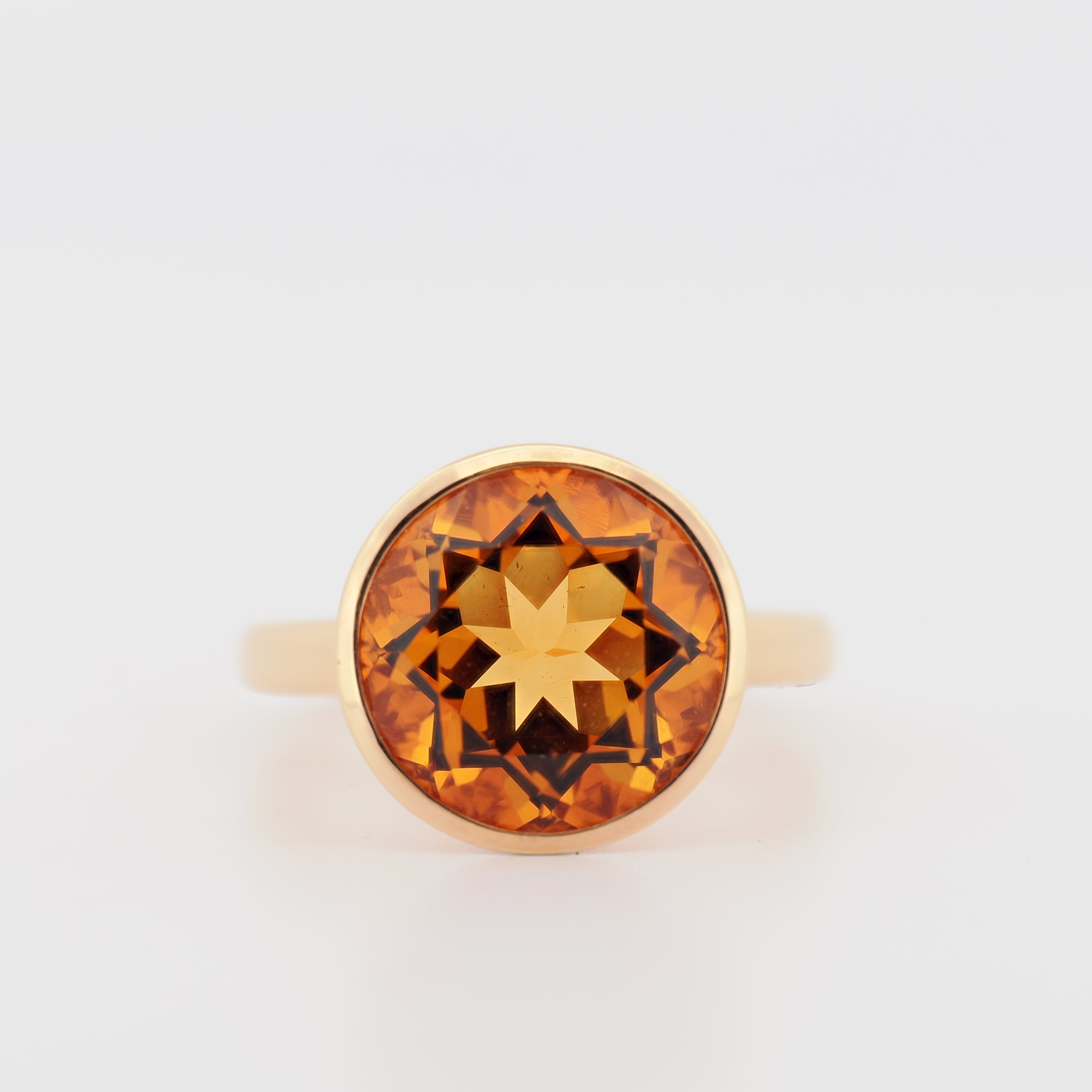 Ring von Juwelier Spliedt in Roségold mit facettiertem Citrin Sternschliff Vorderansicht