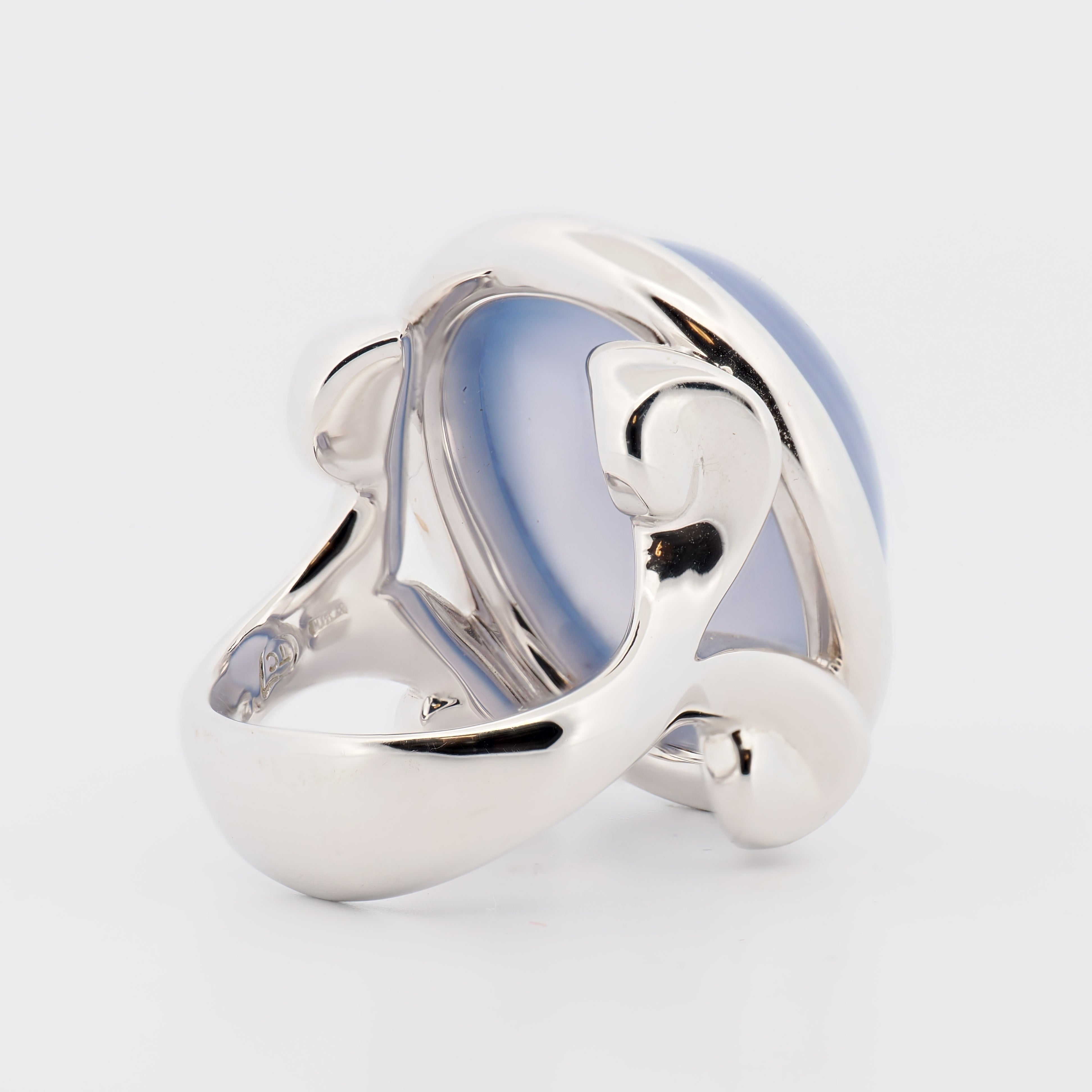 Tamara Comolli Ring mit blauem Mondstein in Nahaufnahme auf weißem Hintergrund