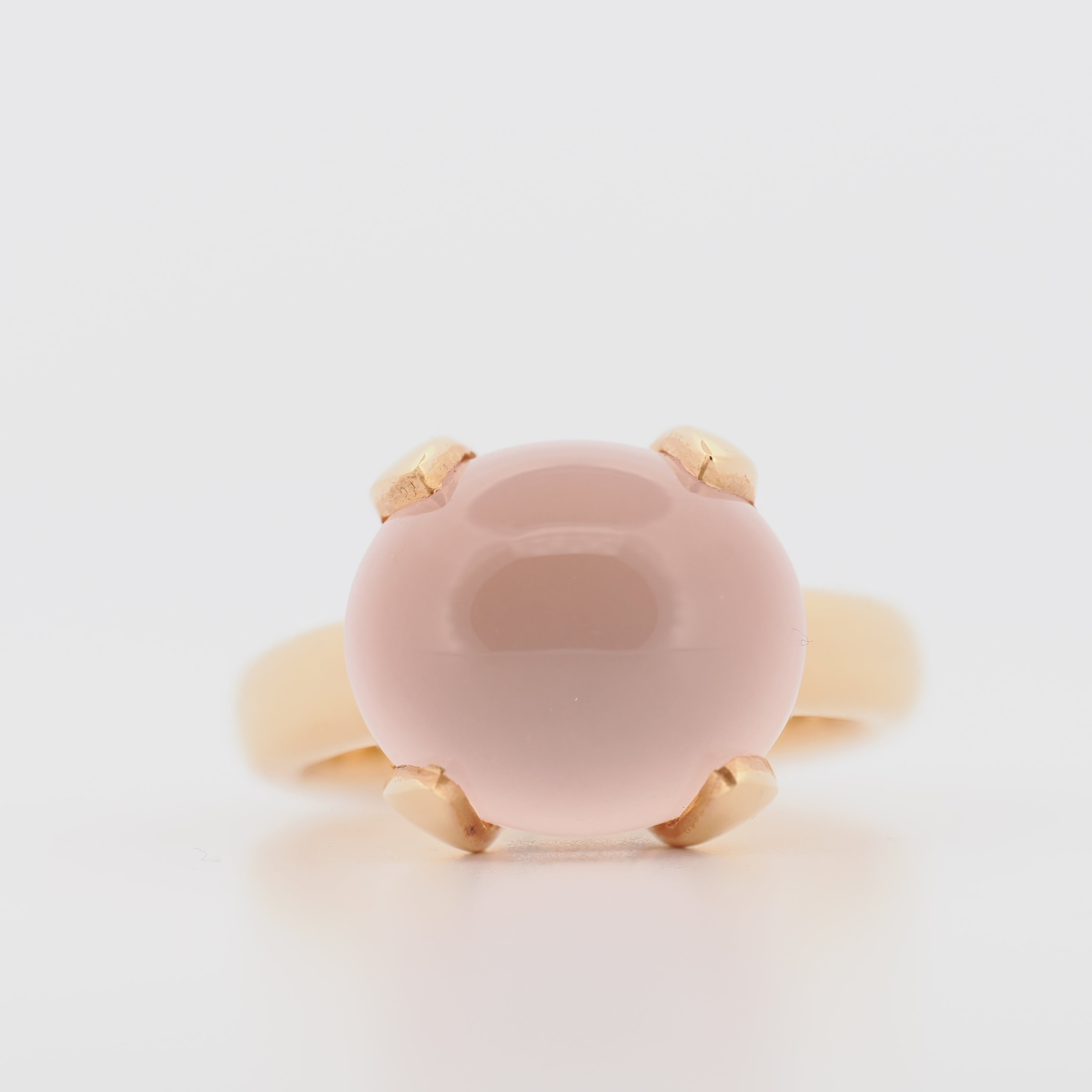 Ring aus Roségold mit Rosenquarz von Juwelier Spliedt mit vier Krallenfassung auf weißem Hintergrund