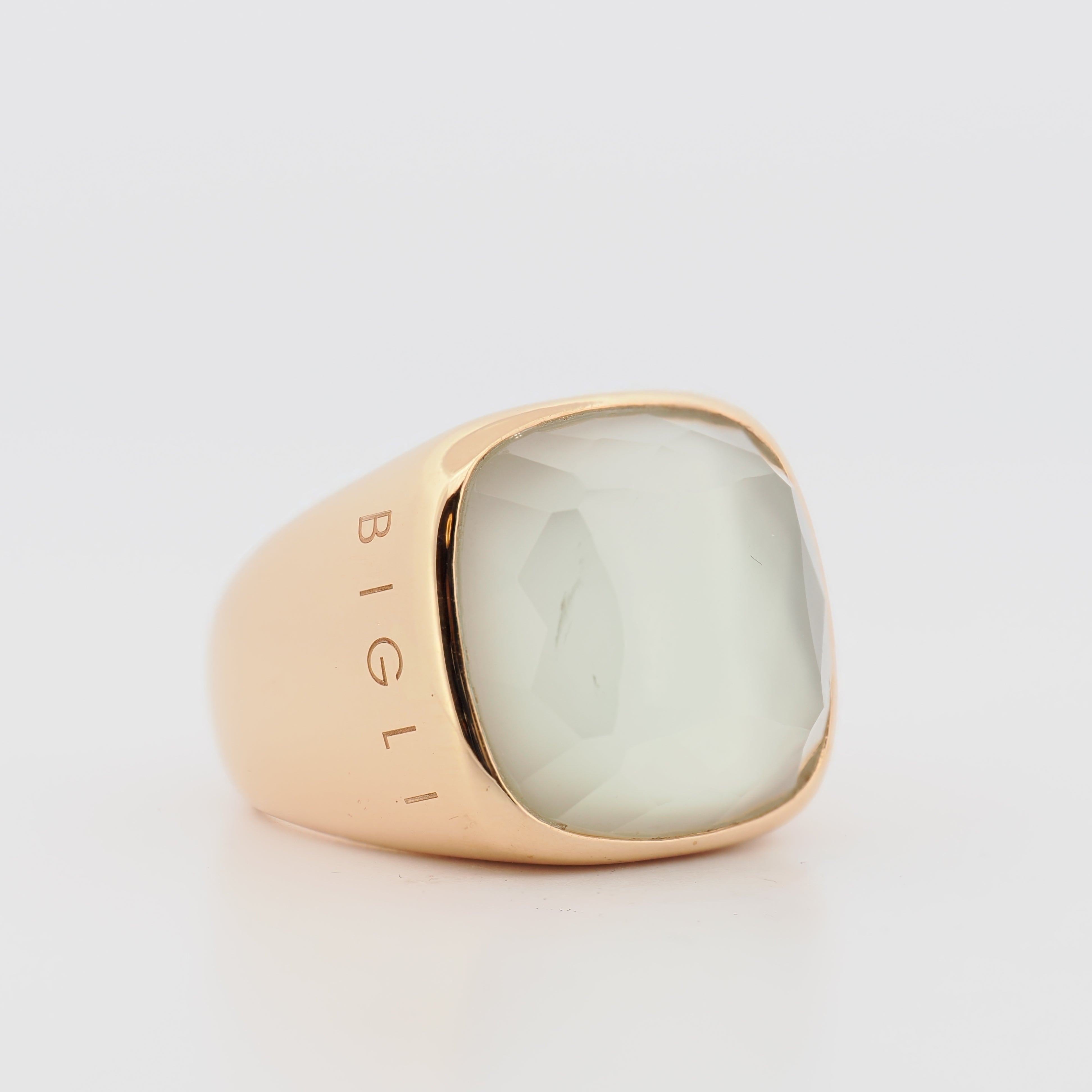 Bigli Ring Roségold mit großem, facettiertem Stein auf weißem Hintergrund