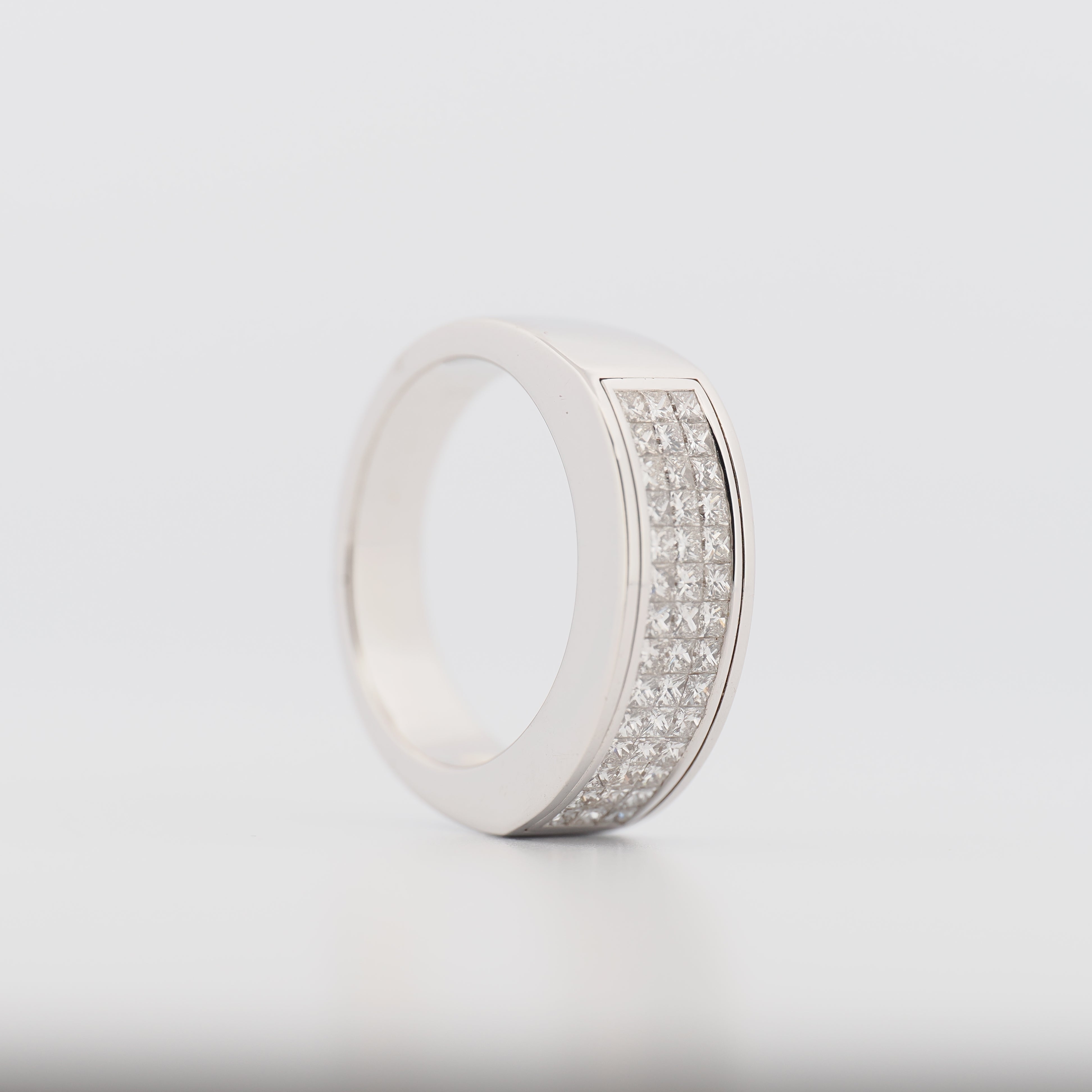 Juwelier Spliedt Bandring in Weißgold mit zweireihigen Prinzessschliff-Diamanten