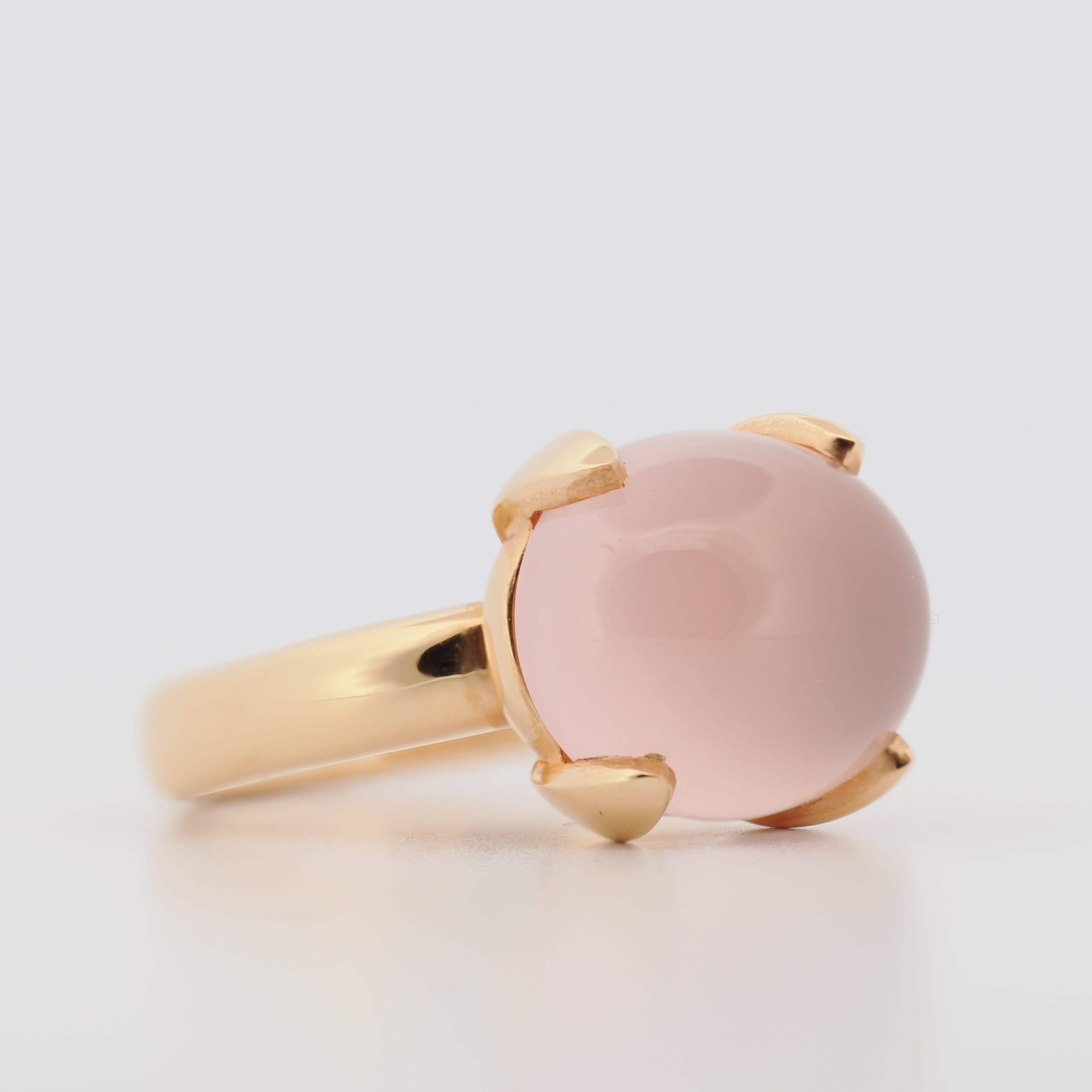 Juwelier Spliedt Ring aus Roségold mit Rosenquarz-Cabochon und vier Krabbenfassungen