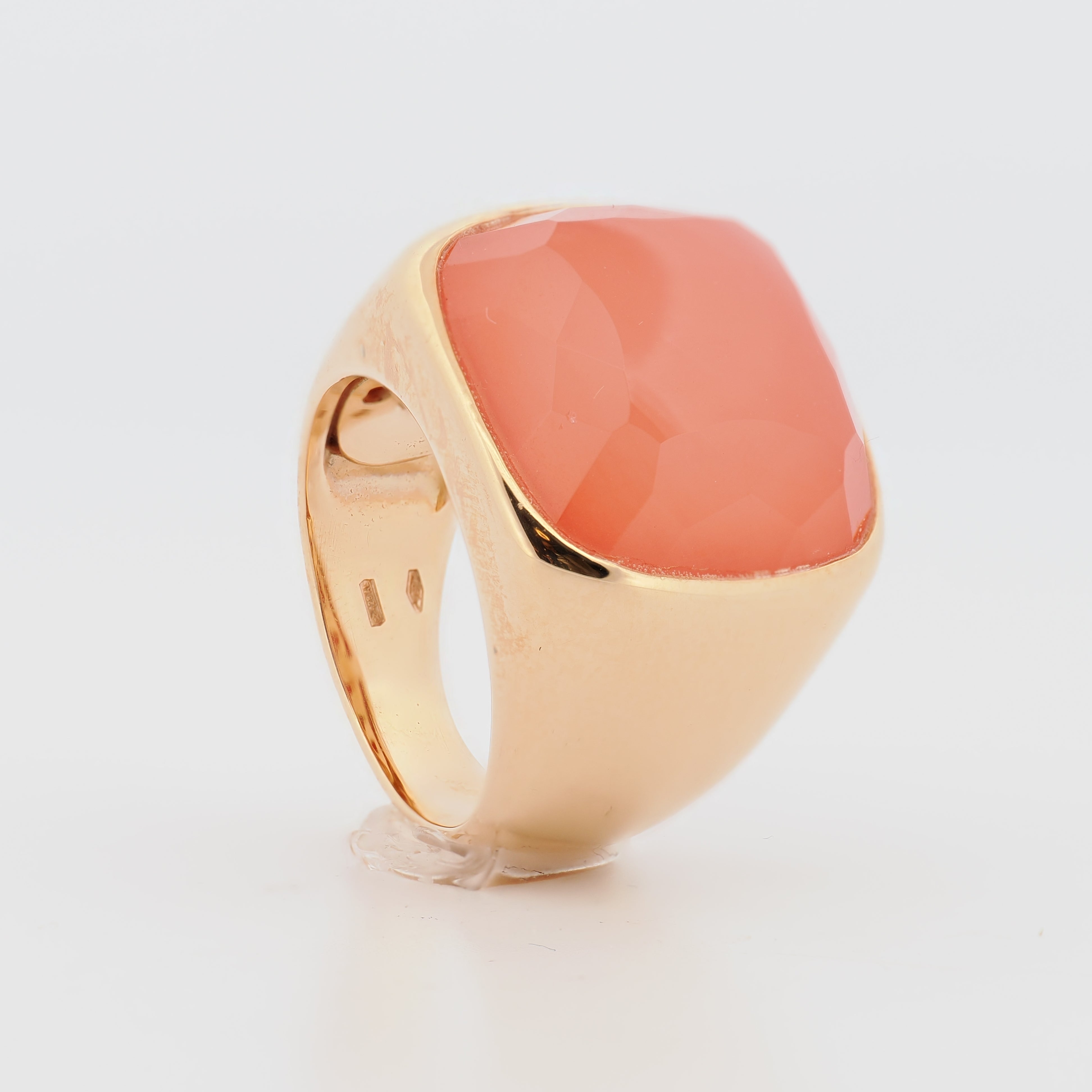 Bigli Roségoldring mit facettiertem Korallenstein und sichtbaren Punzen auf weißem Hintergrund