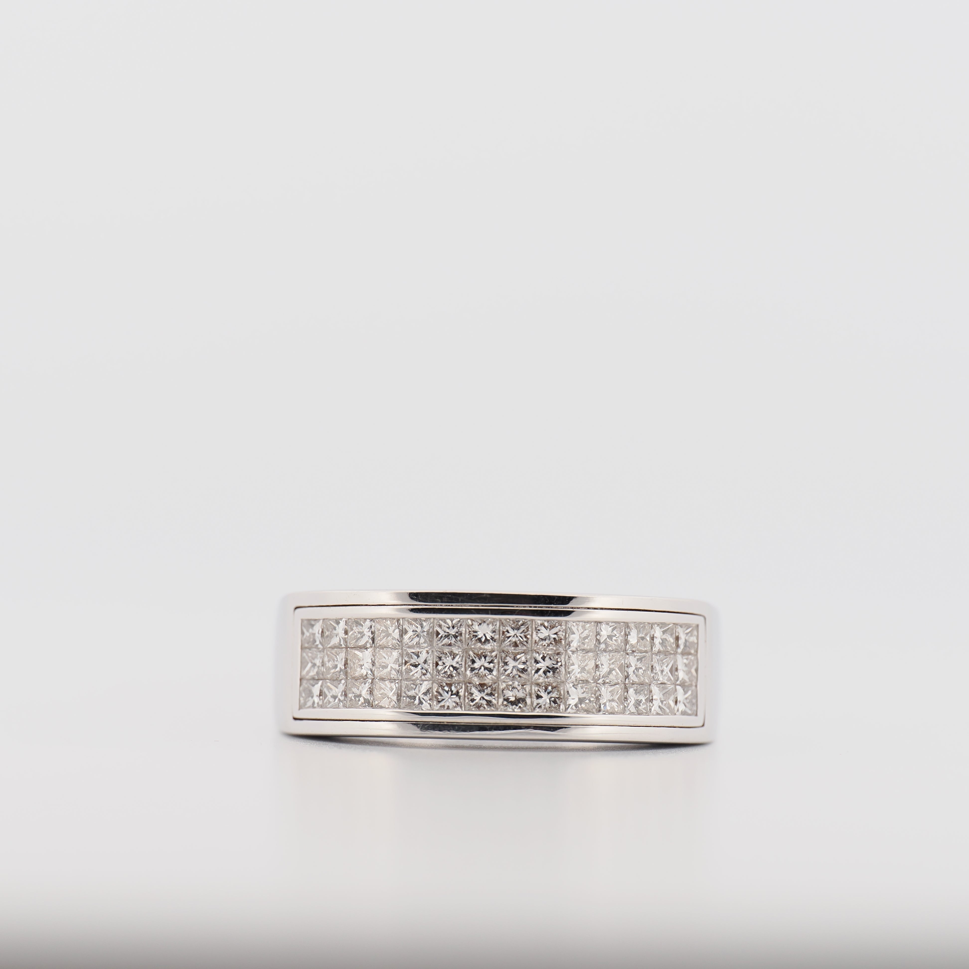 Juwelier Spliedt Bandring Weißgold mit Diamanten im Princess-Schliff auf neutralem Hintergrund