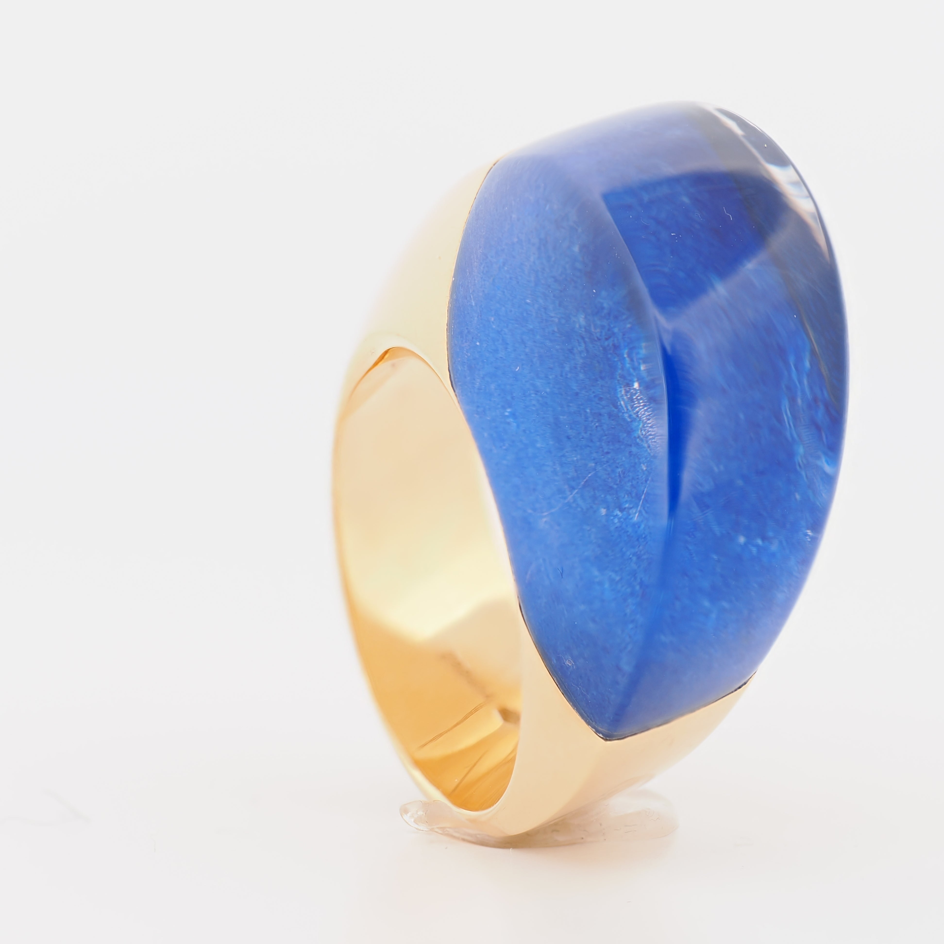 Vhernier Aladino Ring aus Gelbgold mit einem großen, facettenreichen Lapislazuli-Stein