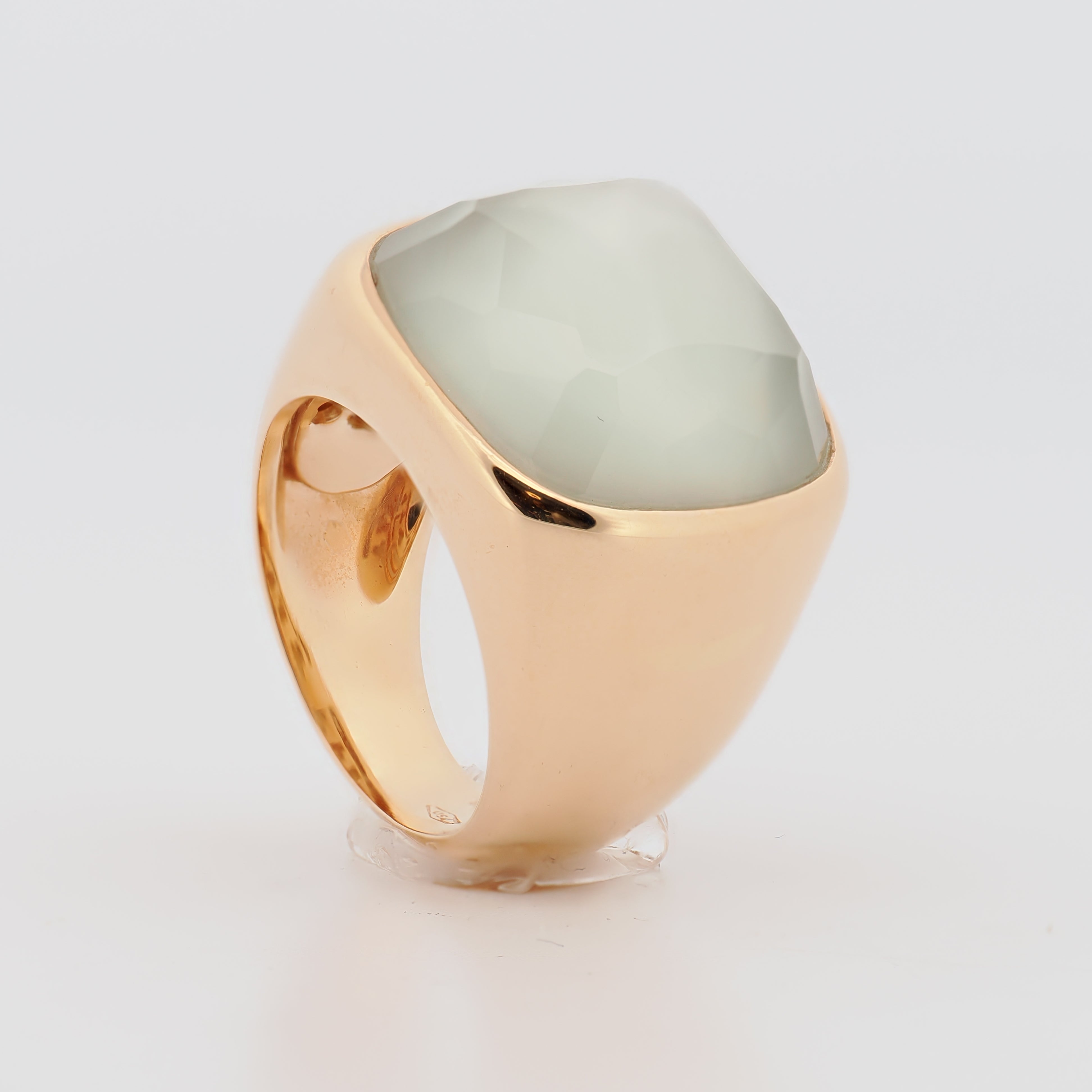 Bigli Ring Roségold mit großem, facettiertem grünen Stein und glatter Ringschiene