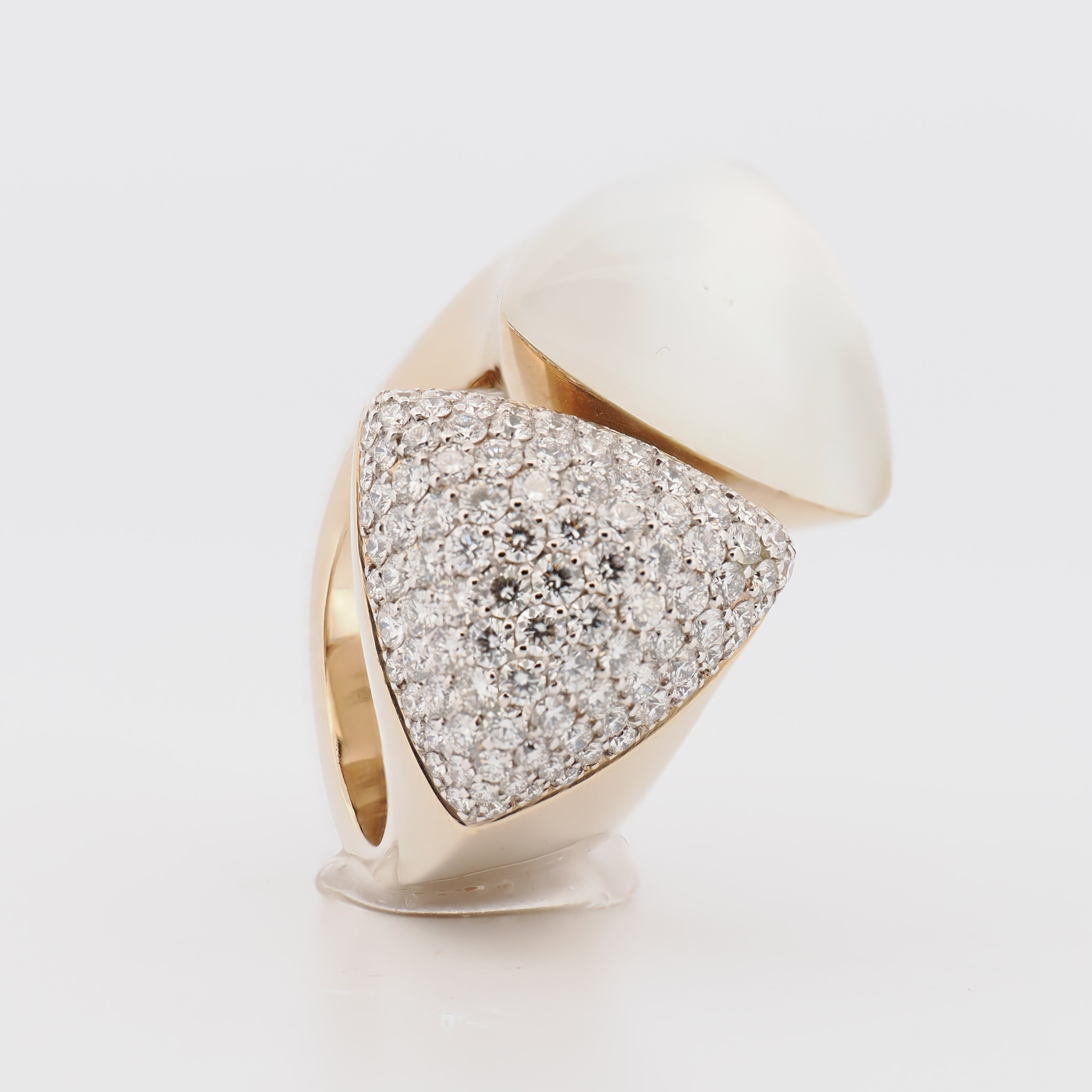 Vhernier Freccia Ring aus Gelbgold mit Pavé-Diamanten und einem Perlmutt-Element auf hellem Hintergrund