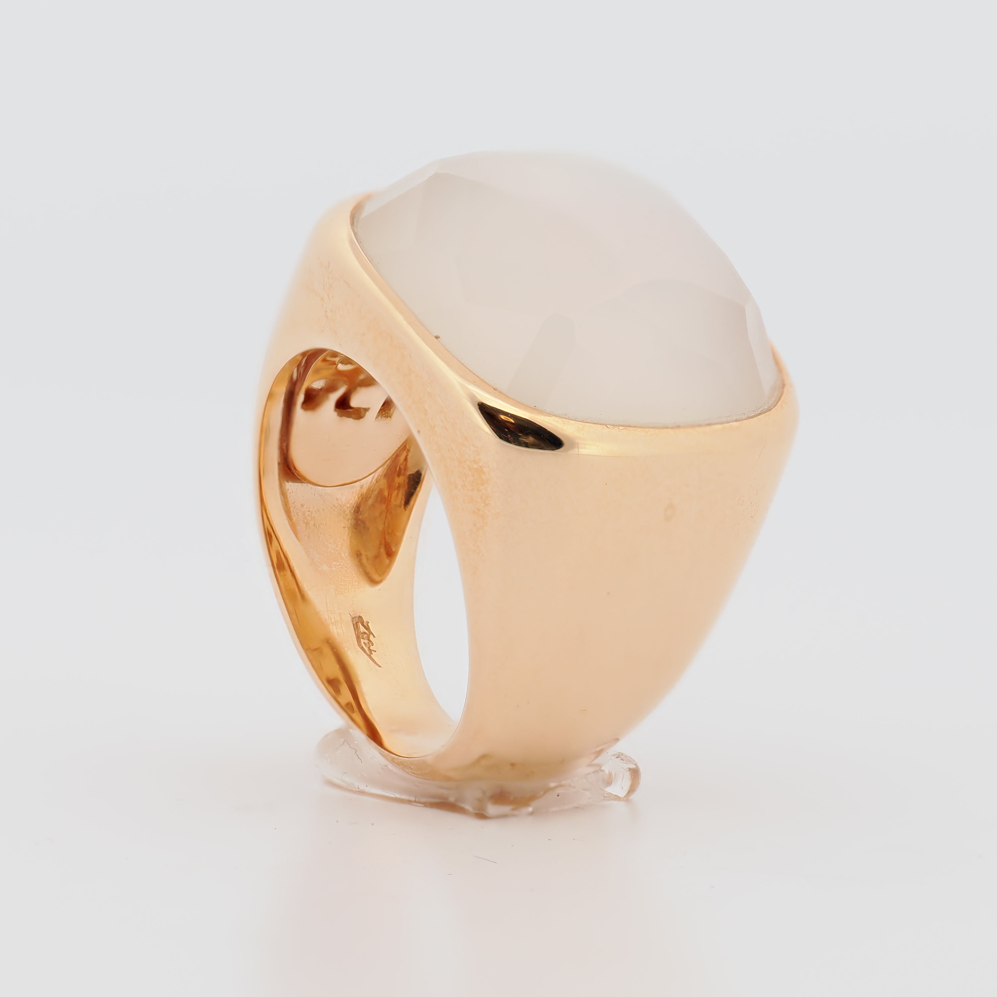 Bigli Ring Roségold mit Perlmutt, eine Nahaufnahme eines Rings mit einem großen hellen Stein auf weißem Hintergrund