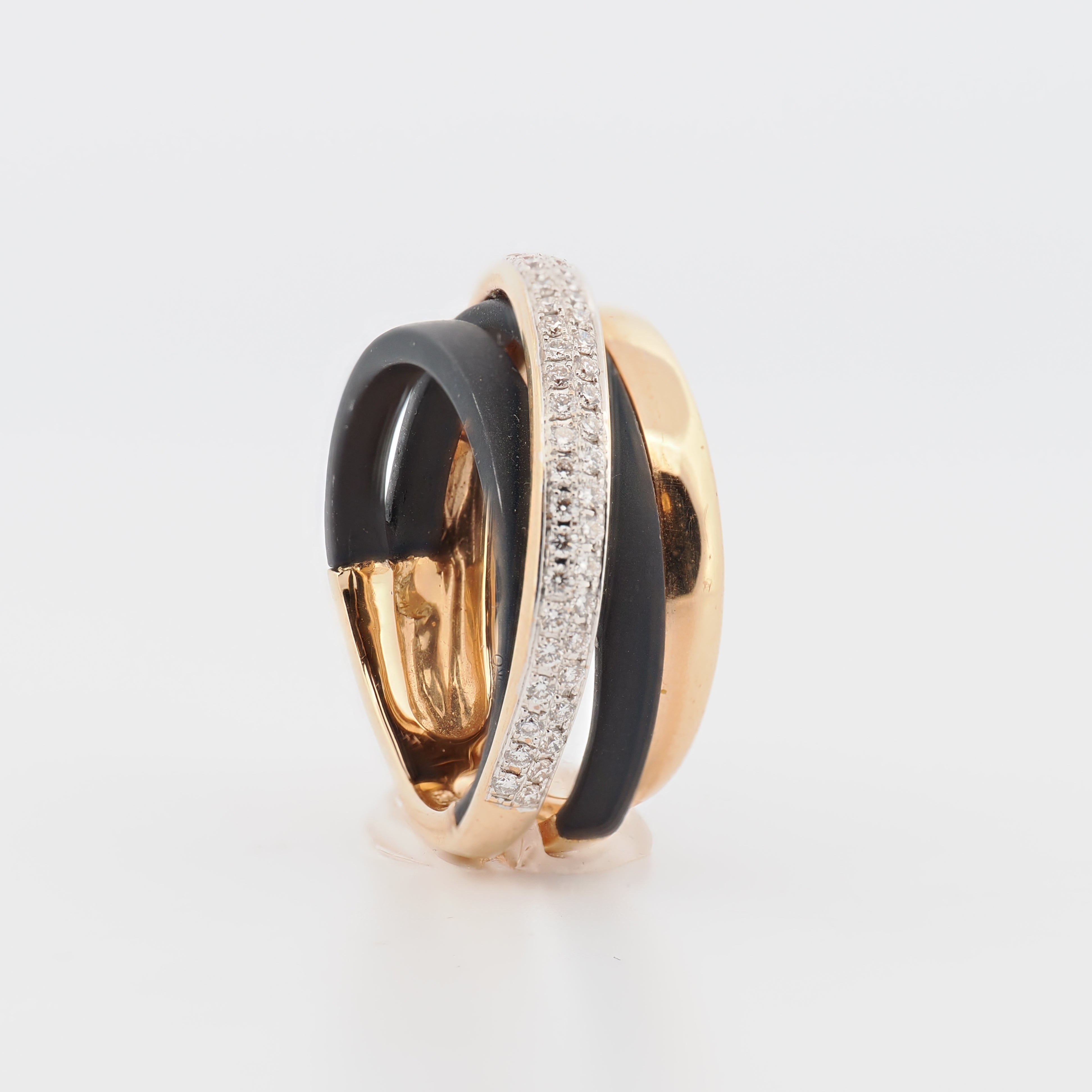 Al Coro Ring in Roségold mit Diamanten, schwarz und Glanz auf weißem Hintergrund