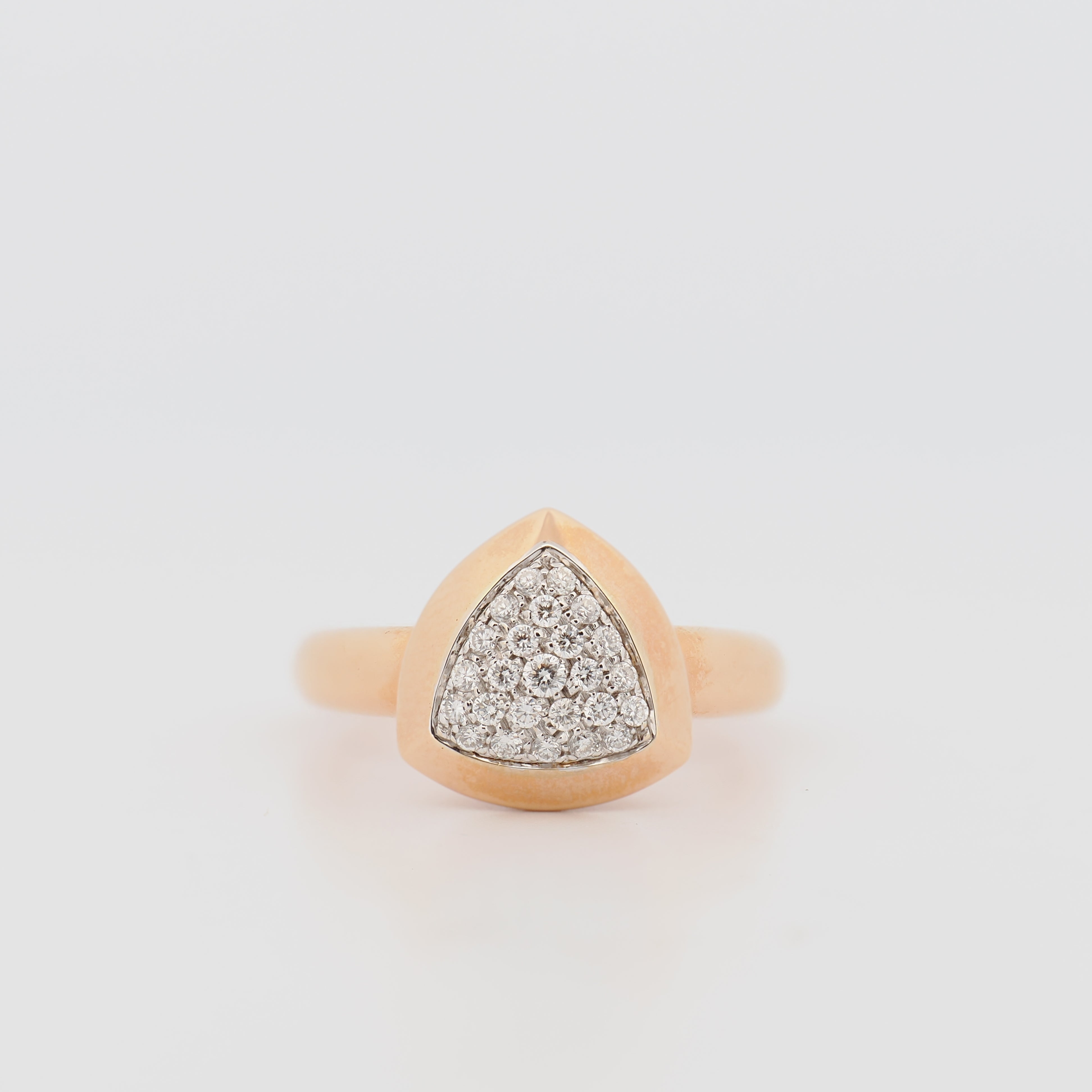 Juwelier Spliedt Ring Roségold mit Brillanten Vorderansicht auf weißem Hintergrund