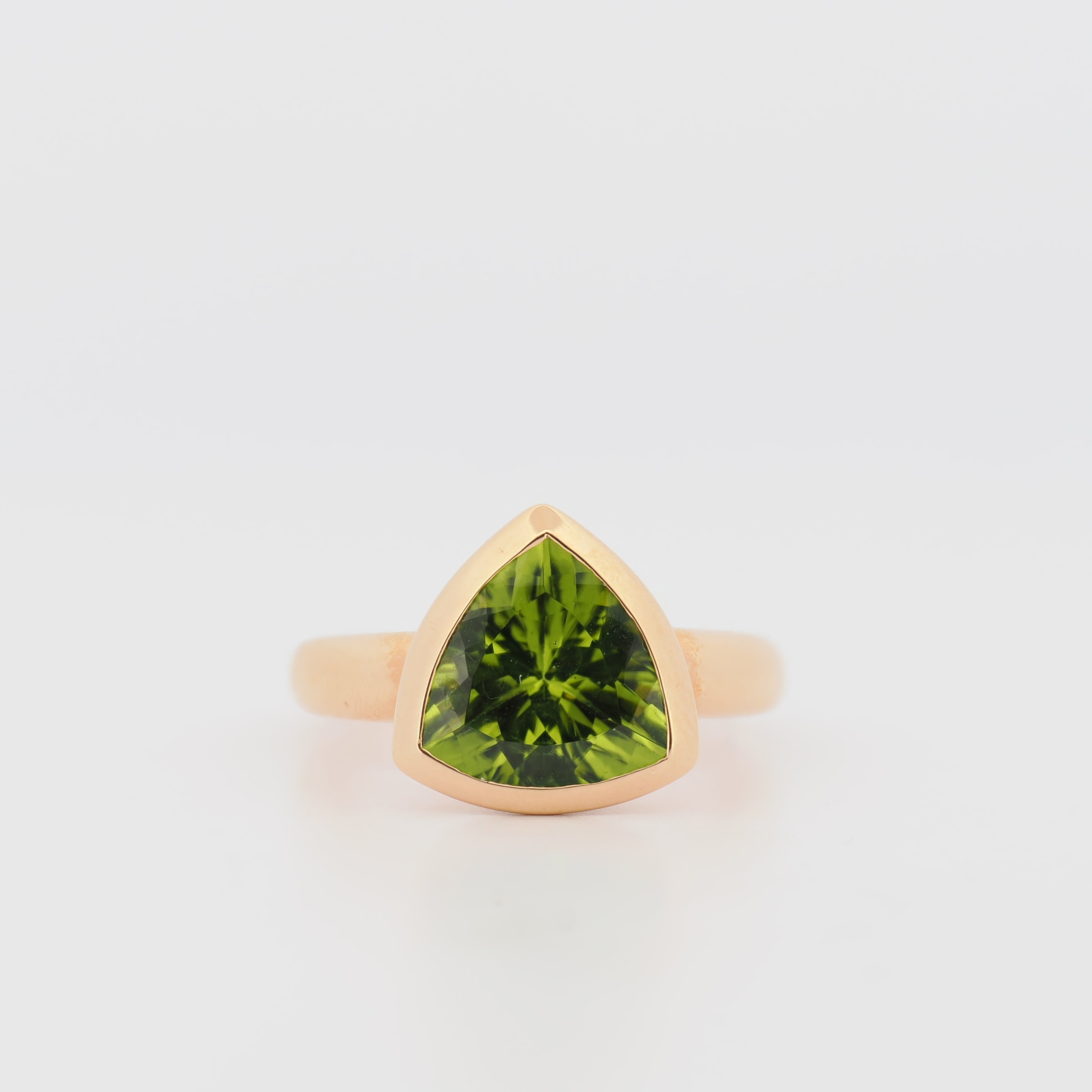 Juwelier Spliedt Ring Roségold mit dreieckigem Peridot und schmalem Band
