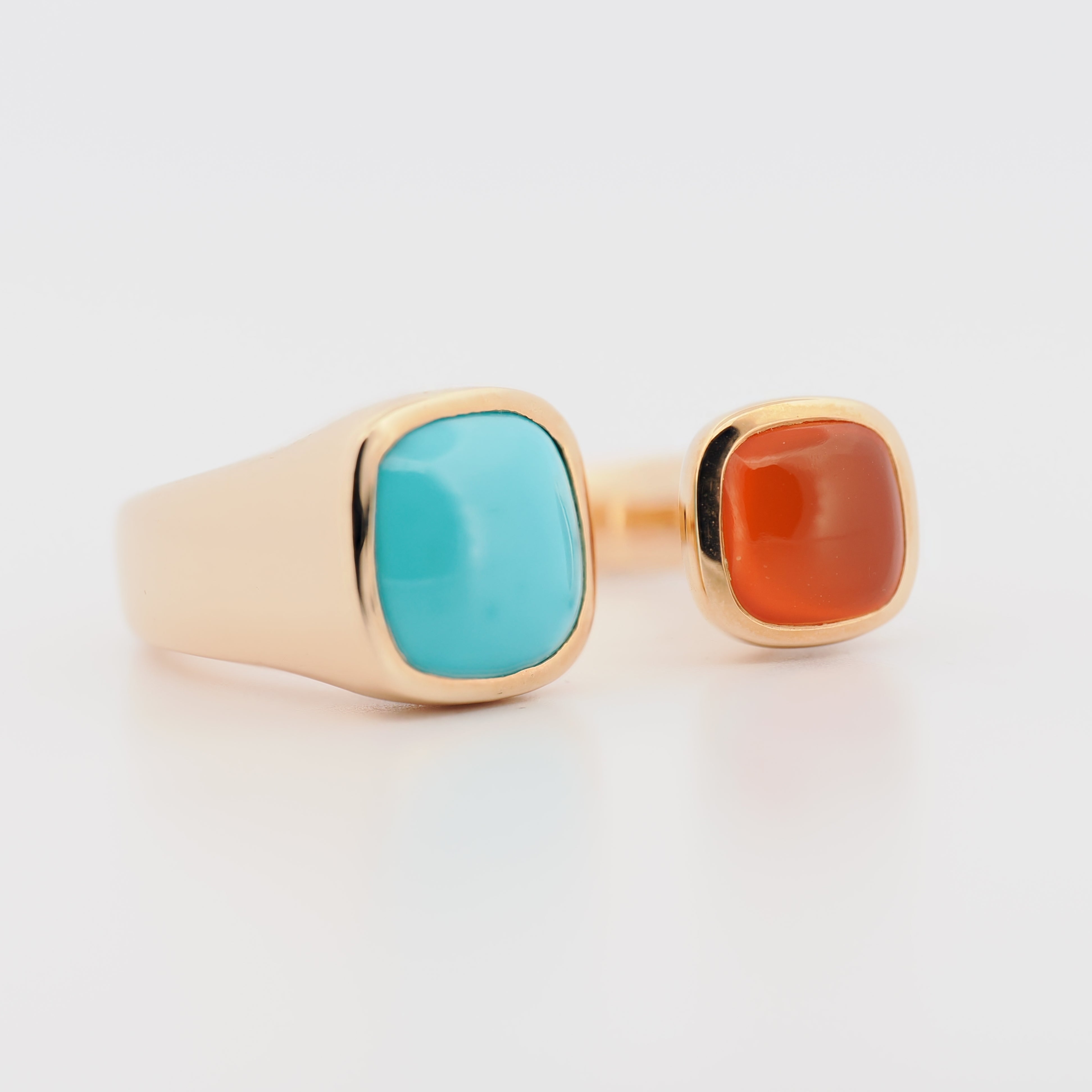 Desiree Sielaff Ring in Gelbgold mit Türkis und Mandarin Granat auf weißem Hintergrund