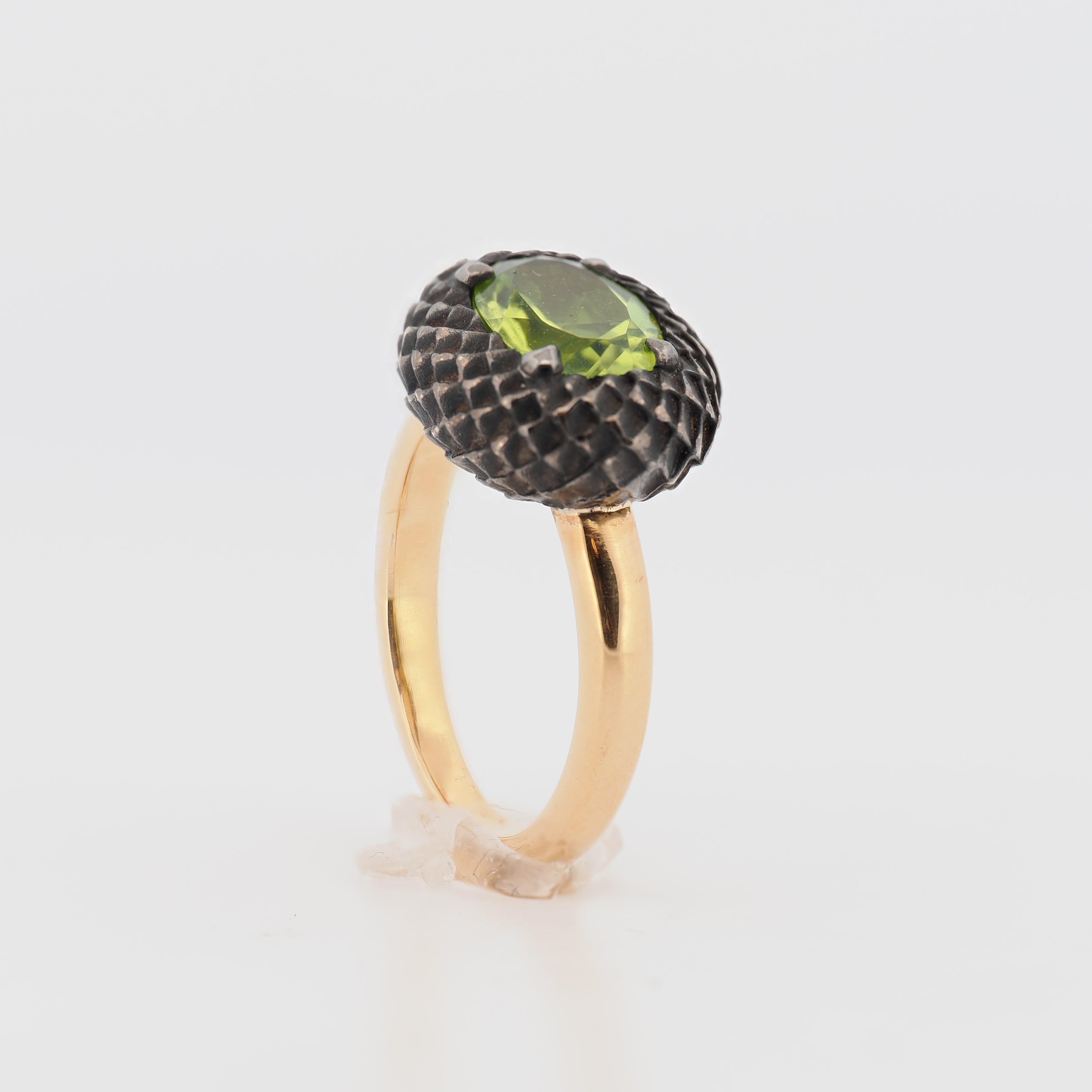 Spreckelsen Snakeskin India Ring mit Turmalin in Gelbgold und dunklem, texturiertem Kopf