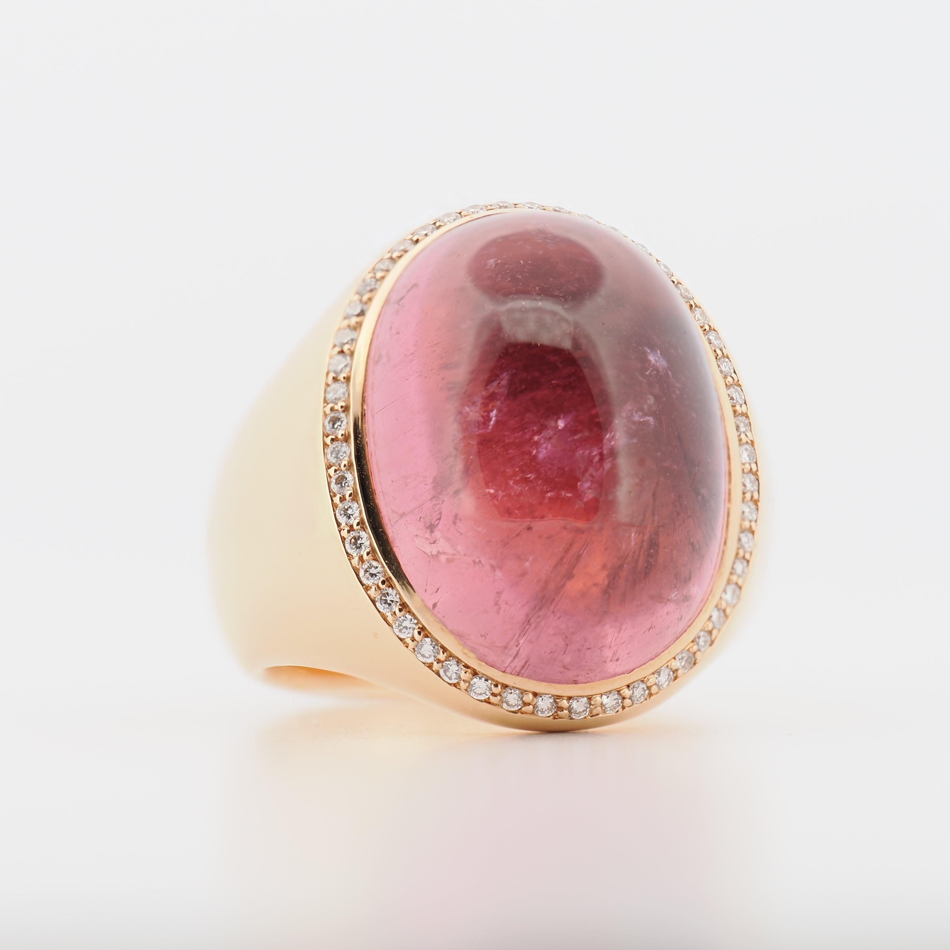 Juwelier Spliedt Ring aus 18k Roségold mit Turmalin und Diamanten auf weißem Hintergrund